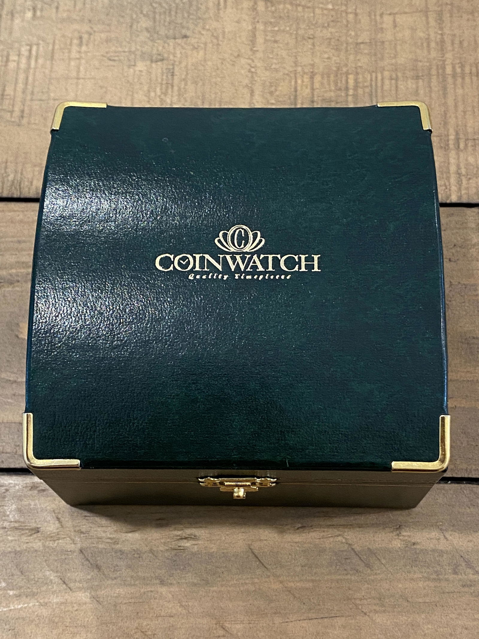 VINTAGE SILVER LIBERTY DOLLAR COIN WATCH W/BOX: VINTAGE SILVER LIBERTY DOLLAR COIN WATCH W/BOX. IN GOOD OVERALL SHAPE AND CONDITION. PLEASE VIEW ALL DETAILED PICTURES. A GREAT FIND AND AN EXCELLENT ADDITION TO YOUR COLLECTION.