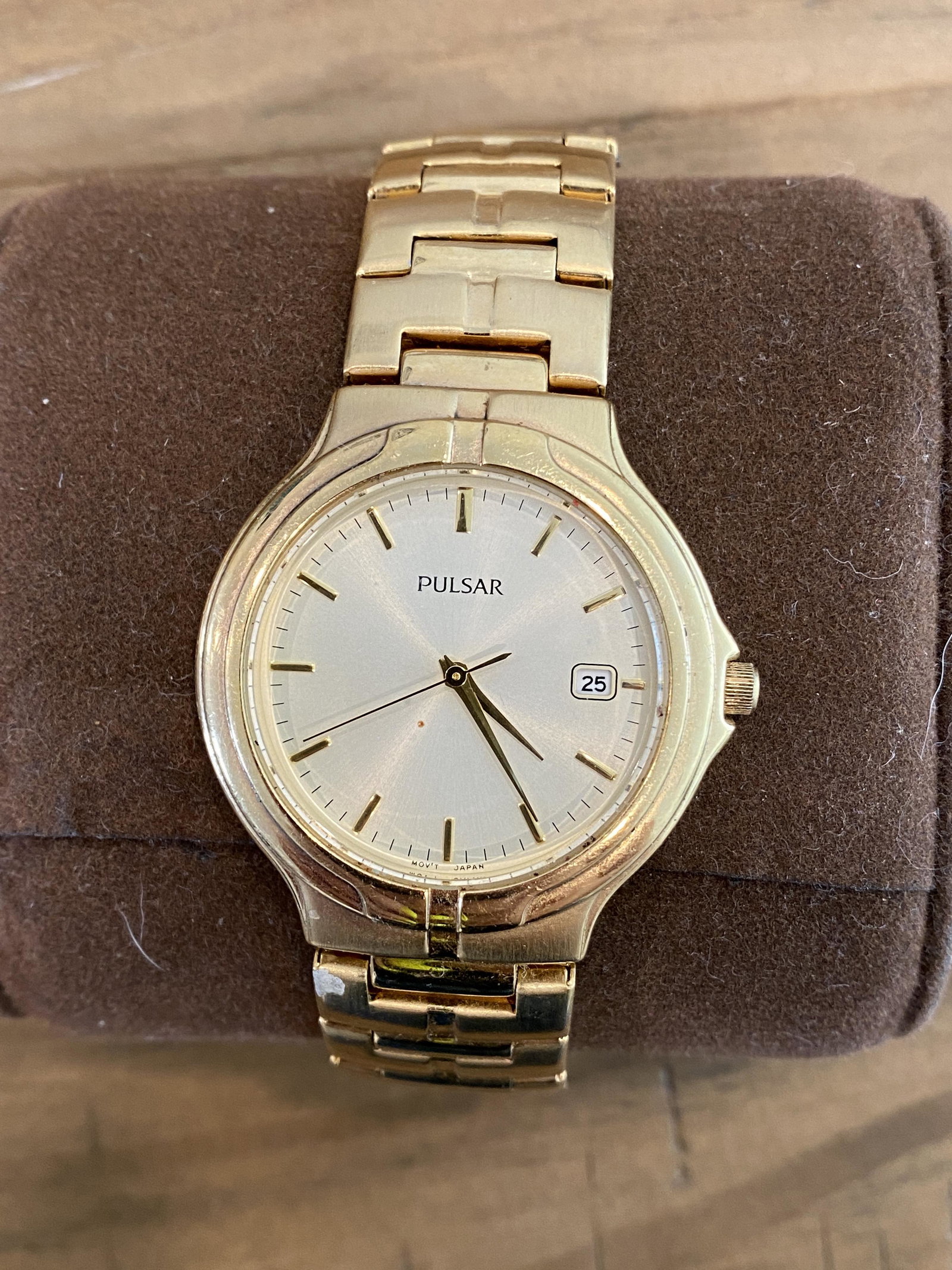 HANDSOME MENS GOLD PULSAR QUARTZ WATCH: HANDSOME MENS GOLD PULSAR QUARTZ WATCH. IN GOOD WORKING SHAPE AND CONDITION. A GREAT FIND AND AN EXCELLENT ADDITION TO YOUR COLLECTION.