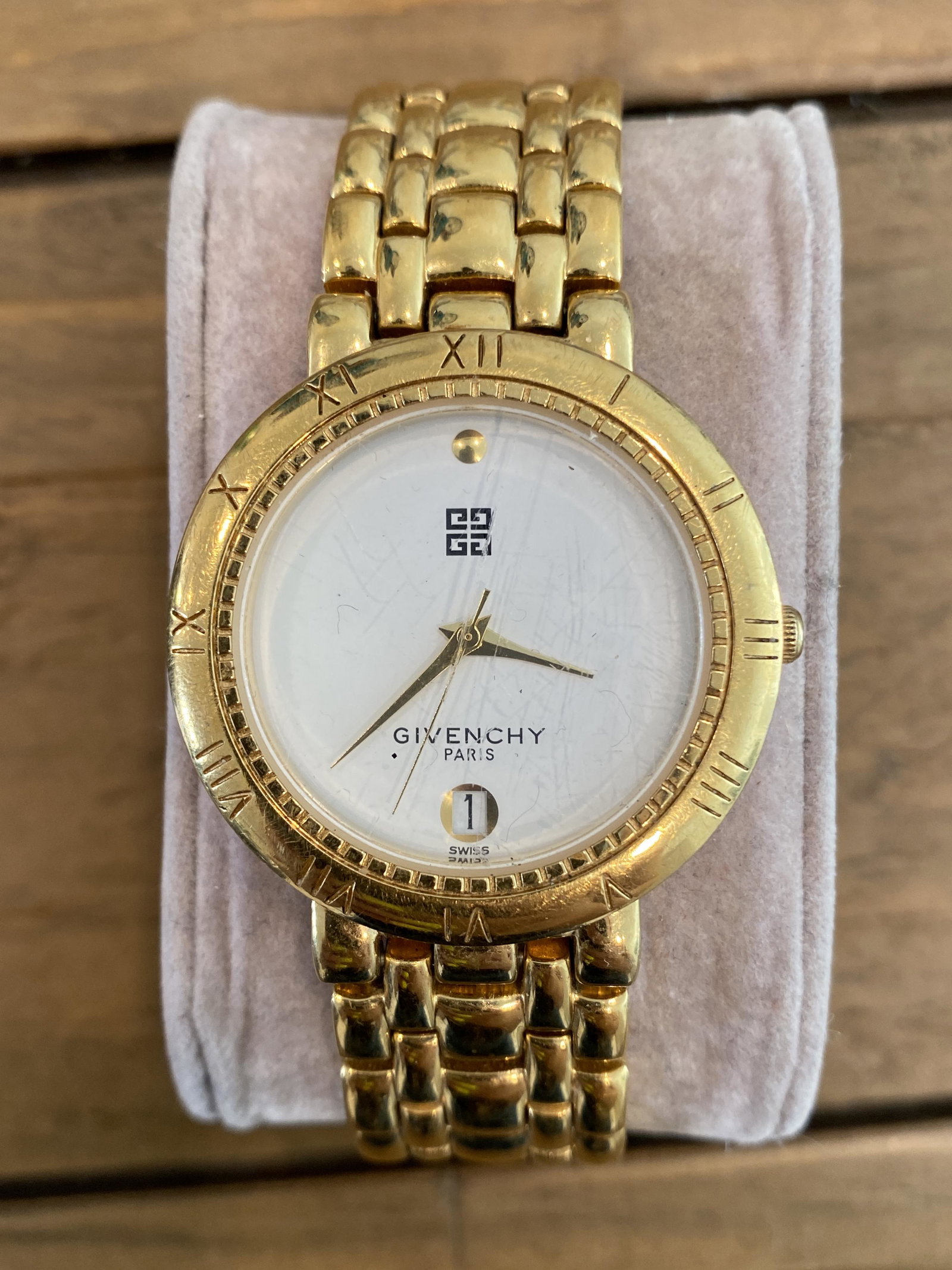 UNISEX GIVENCHY PARIS GOLD WATCH: UNISEX GIVENCHY PARIS GOLD WATCH. WORKS AND KEEPS EXCELLENT TIME. A GREAT FIND AND AN EXCELLENT ADDITION TO YOUR COLLECTION.