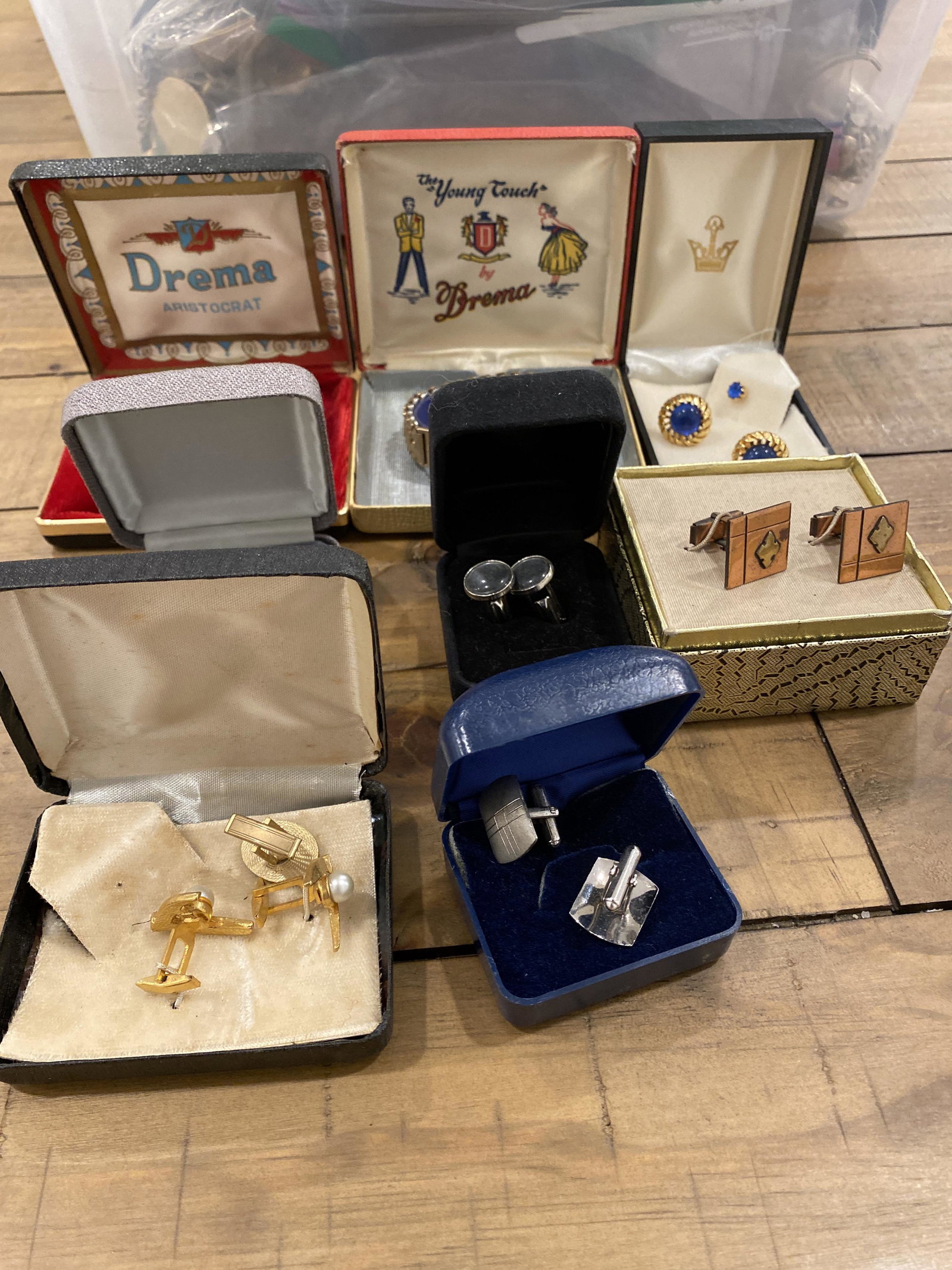 VINTAGE COLLECTION LOT OF ESTATE JEWELRY - CUFFLINKS,: VINTAGE COLLECTION LOT OF ESTATE JEWELRY - CUFFLINKS, ETC. A GREAT LOT TO ADD TO YOUR COLLECTION.