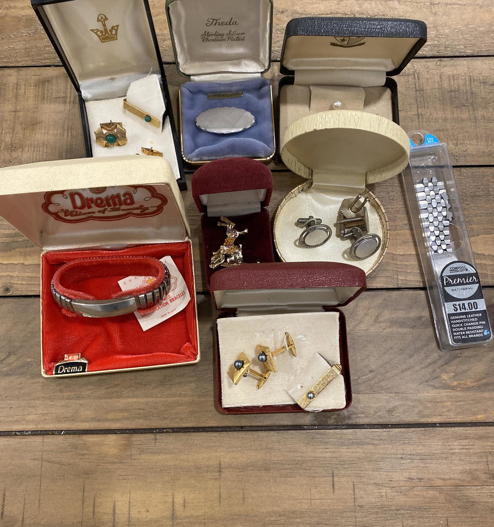 VINTAGE COLLECTIBLE LOT OF ESTATE JEWELRY IN BOXES: VINTAGE COLLECTIBLE LOT OF ESTATE JEWELRY IN BOXES. PLEASE VIEW ALL DETAILED PICTURES. A GREAT FIND AND AN EXCELLENT ADDITION TO YOUR COLLECTION.