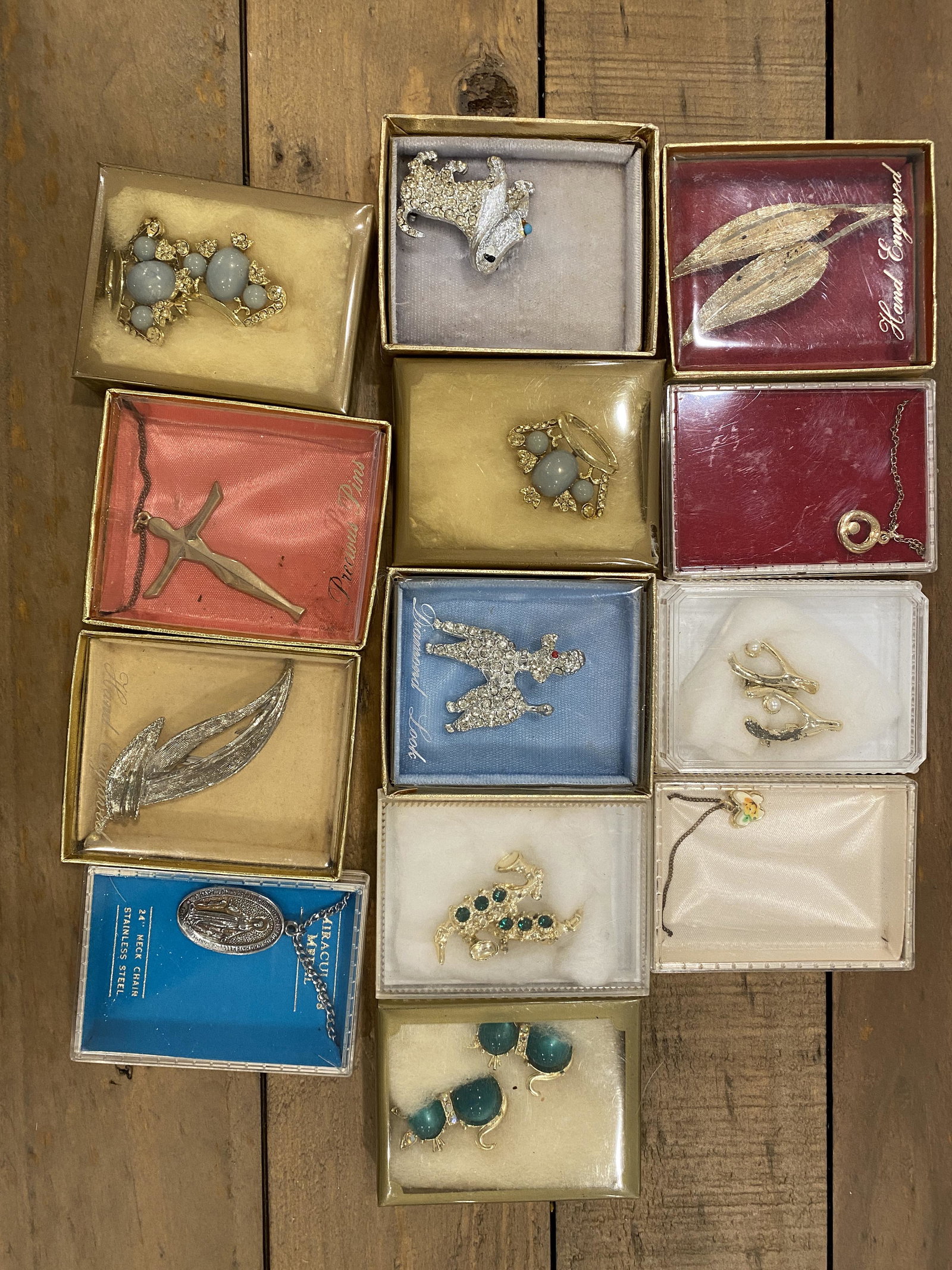 LOT OF (13) VINTAGE LOT OF JEWELRY ITEMS IN BOXES: LOT OF (13) VINTAGE LOT OF JEWELRY ITEMS IN BOXES. BEAUTIFUL ITEMS. PLEASE VIEW PICTURES. A GREAT FIND AND AN EXCELLENT ADDITION TO YOUR COLLECTION.