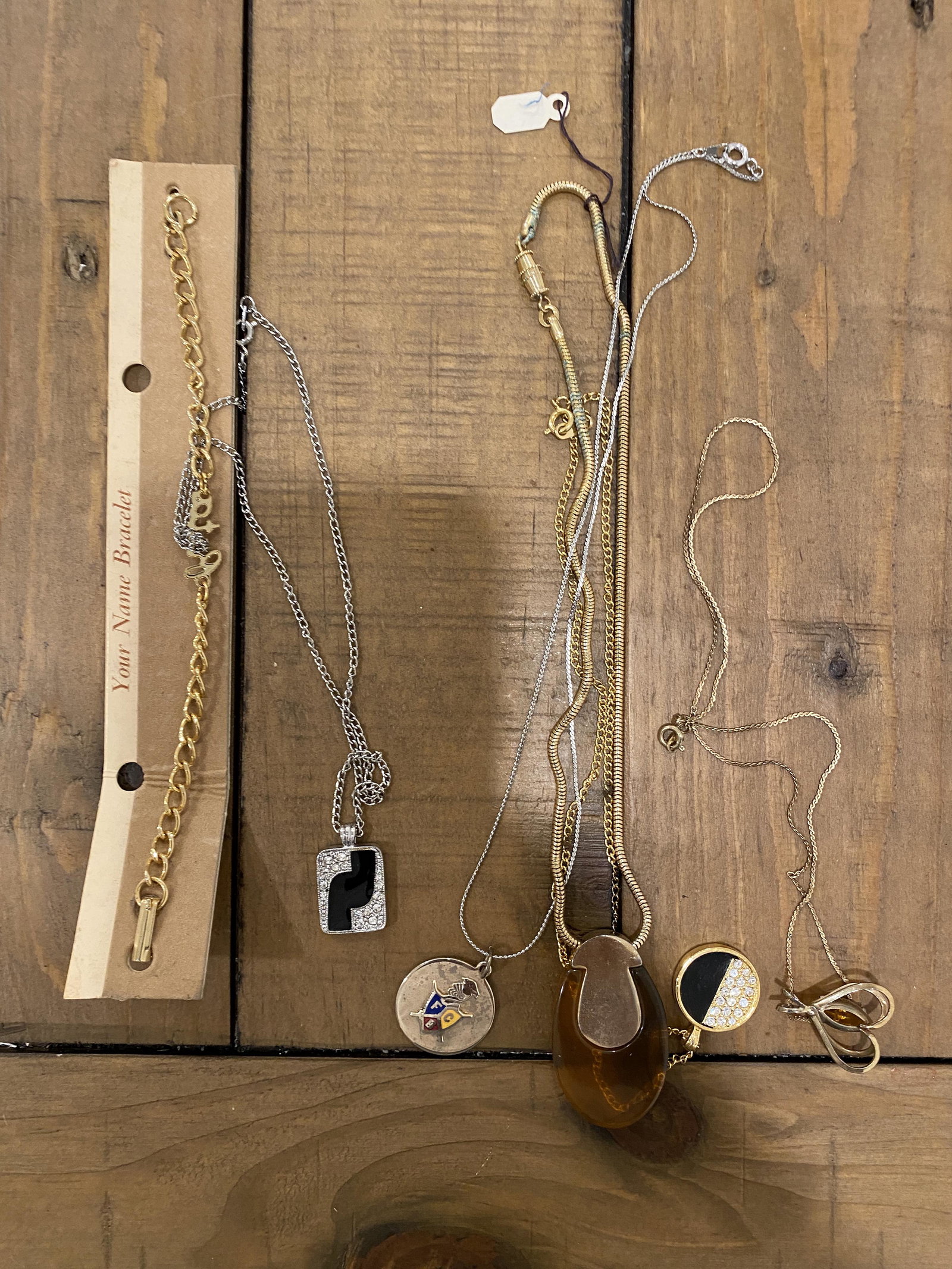 COLLECTIBLE LOT OF ESTATE NECKLACES: COLLECTIBLE LOT OF ESTATE NECKLACES. PLEASE VIEW ALL DETAILED PICTURES. A GREAT FIND AND AN EXCELLENT ADDITION TO YOUR COLLECTION.