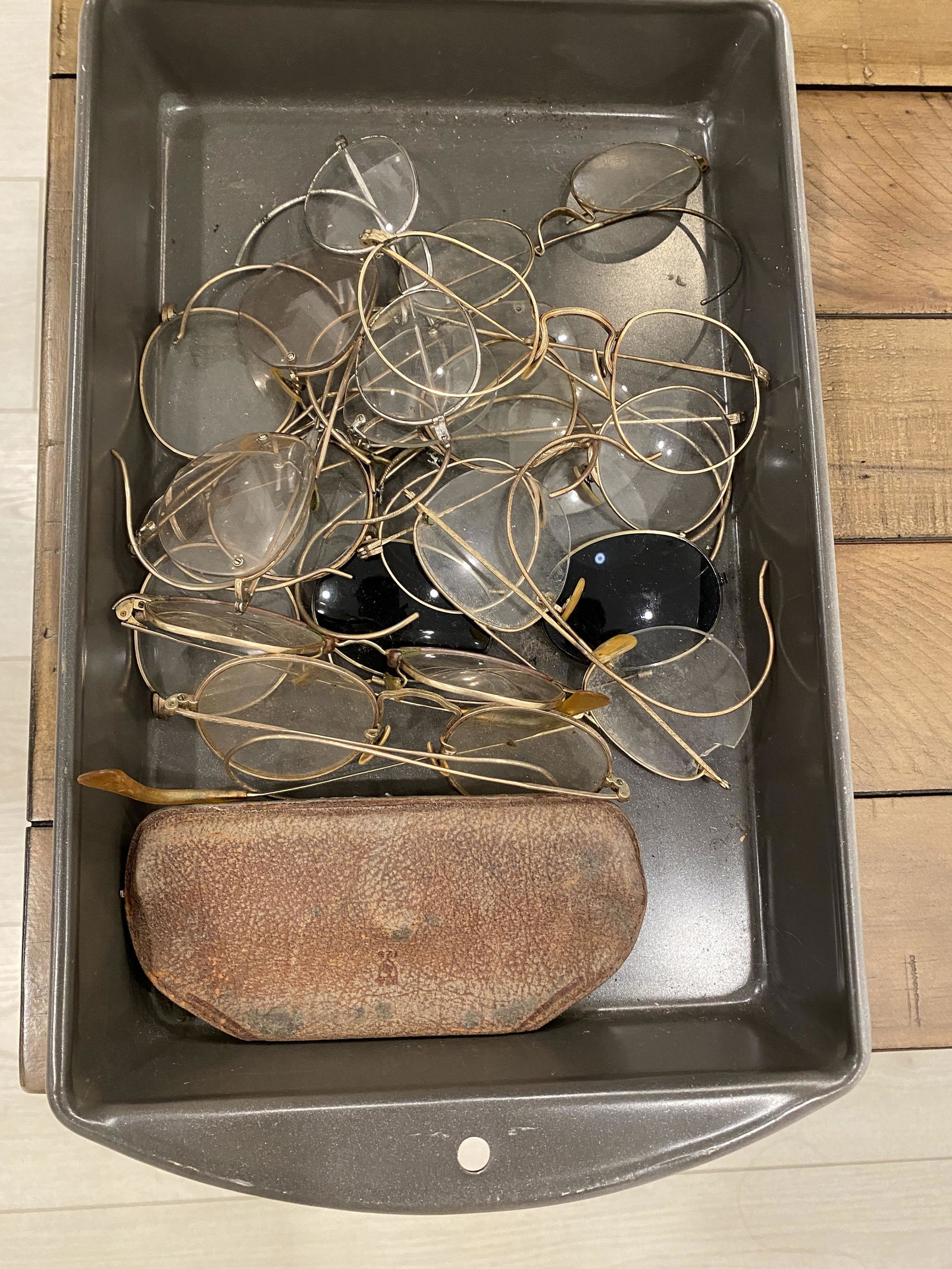 ANTIQUE LOT OF OLD READING GLASSES, CIVIL WAR?: ANTIQUE LOT OF OLD READING GLASSES, CIVIL WAR? PLEASE VIEW ALL DETAILED PICTURES. A GREAT FIND AND AN EXCELLENT ADDITION TO YOUR COLLECTION.
