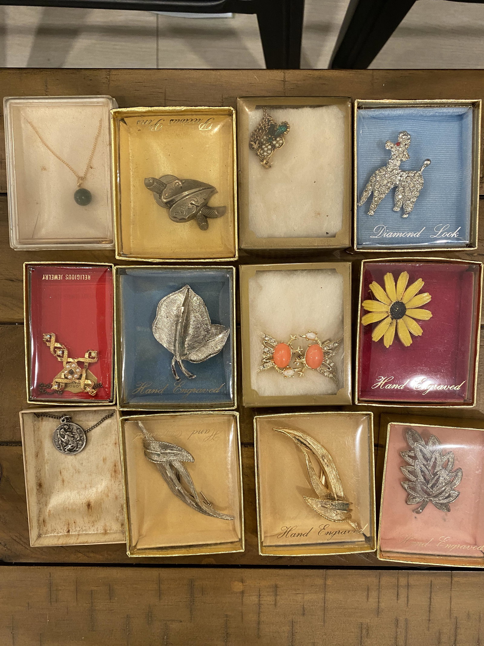 ESTATE LOT OF (12) JEWELRY ITEMS IN BOXES: ESTATE LOT OF (12) JEWELRY ITEMS IN BOXES. PLEASE VIEW ALL DETAILED PICTURES. A GREAT FIND AND AN EXCELLENT ADDITION TO YOUR COLLECTION.