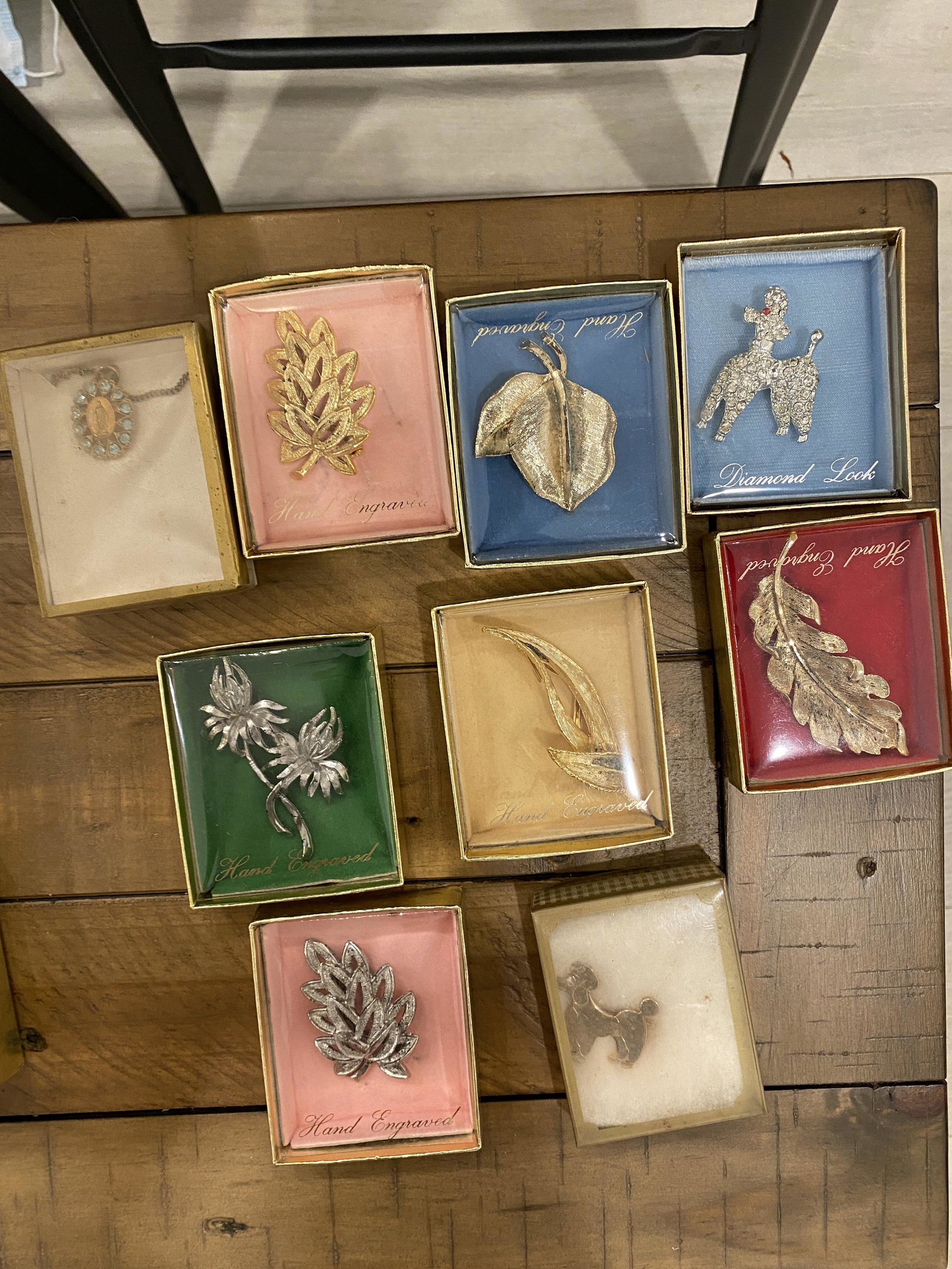 ESTATE LOT OF (9) JEWELRY ITEMS IN BOXES: ESTATE LOT OF (9) JEWELRY ITEMS IN BOXES. PLEASE VIEW ALL DETAILED PICTURES. A GREAT FIND AND AN EXCELLENT ADDITION TO YOUR COLLECTION.