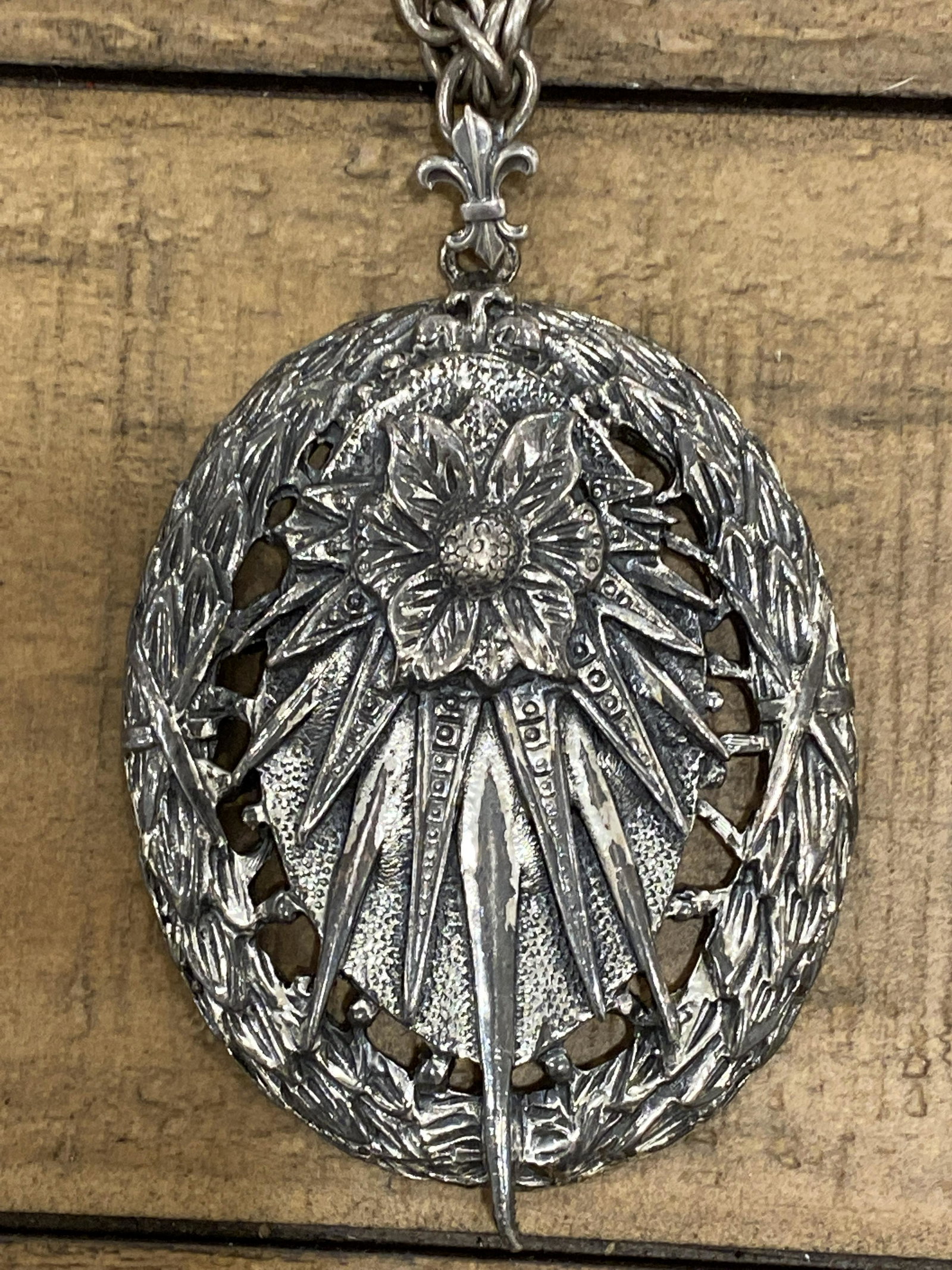 VINTAGE GOTHIC STYLE NECKLACE: VINTAGE GOTHIC STYLE NECKLACE. A GREAT ADDITION TO YOUR COLLECTION.