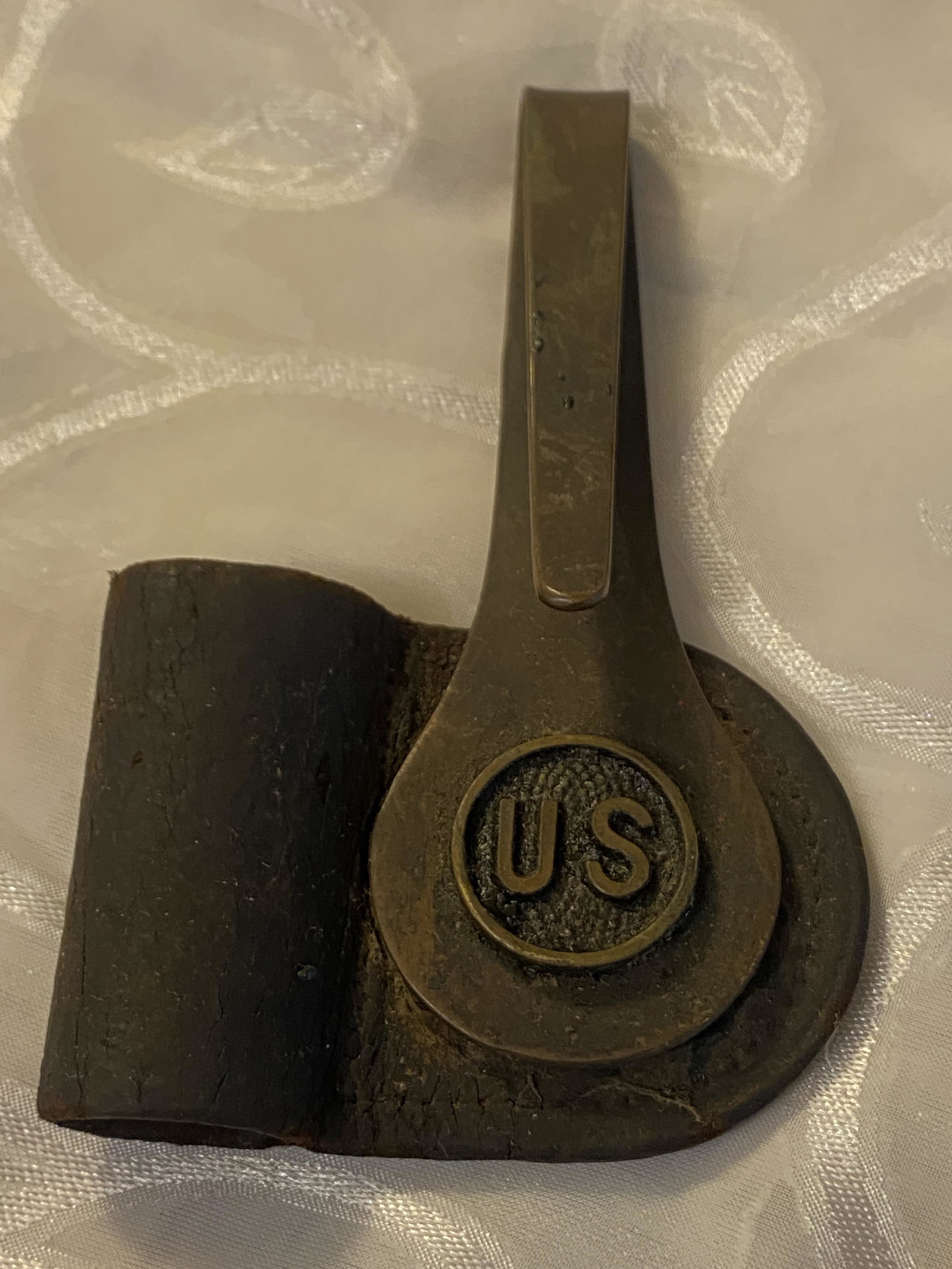 CIVIL WAR U.S BAYONET SADDLE BELT CLIP: CIVIL WAR U.S BAYONET SADDLE BELT CLIP. IN GOOD OVERALL SHAPE AND CONDITION. PLEASE VIEW ALL DETAILED PICTURES. A GREAT FIND AND AN EXCELLENT ADDITION TO YOUR COLLECTION.