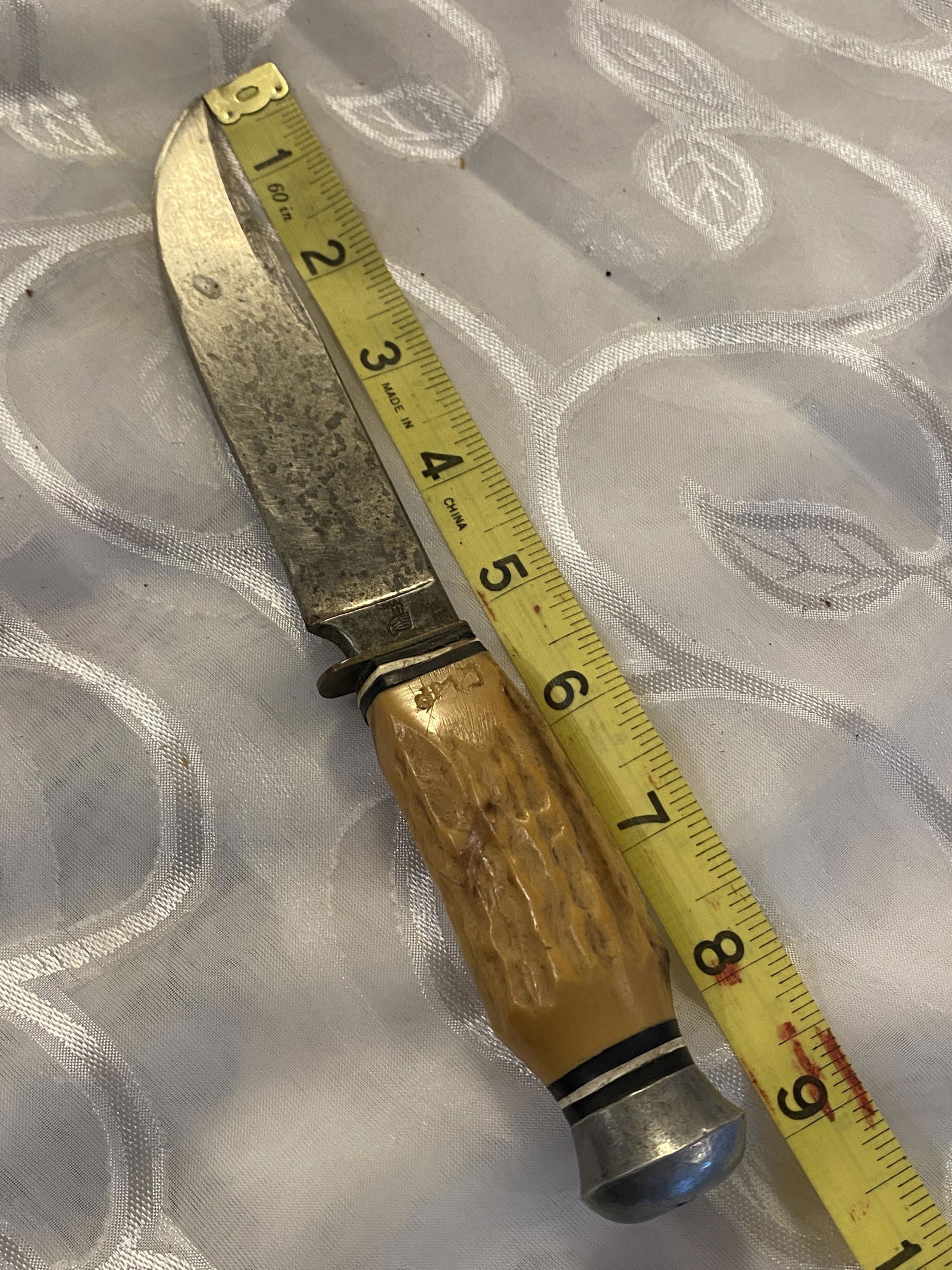 WW2 GERMAN SOLINGEN SCRIMSHAW HANDLE HUNTING KNIFE: WW2 GERMAN SOLINGEN SCRIMSHAW HANDLE HUNTING KNIFE. IN EXCELLENT OVERALL SHAPE AND CONDITION WITH A BEAUTIFUL OVERALL PATINA. BEAUTIFUYL ELK SCRIMSHAW ON THE HANDLE. A GREAT FIND AND AN EXCELLENT ADDI