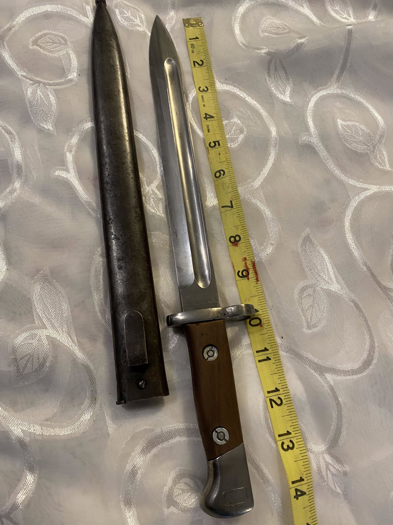 RARE WW1 GERMAN WEYERSBERG KIRSCHBAUM & CO. BAYONET: RARE WW1 GERMAN WEYERSBERG KIRSCHBAUM & CO. BAYONET W/SHEATH. IN MINT OVERALL SHAPE AND CONDITION WITH A. BEAUTIFUL OVERALL PATINA. A GREAT FIND AND AN EXCELLENT ADDITION TO YOUR COLLECTION.
