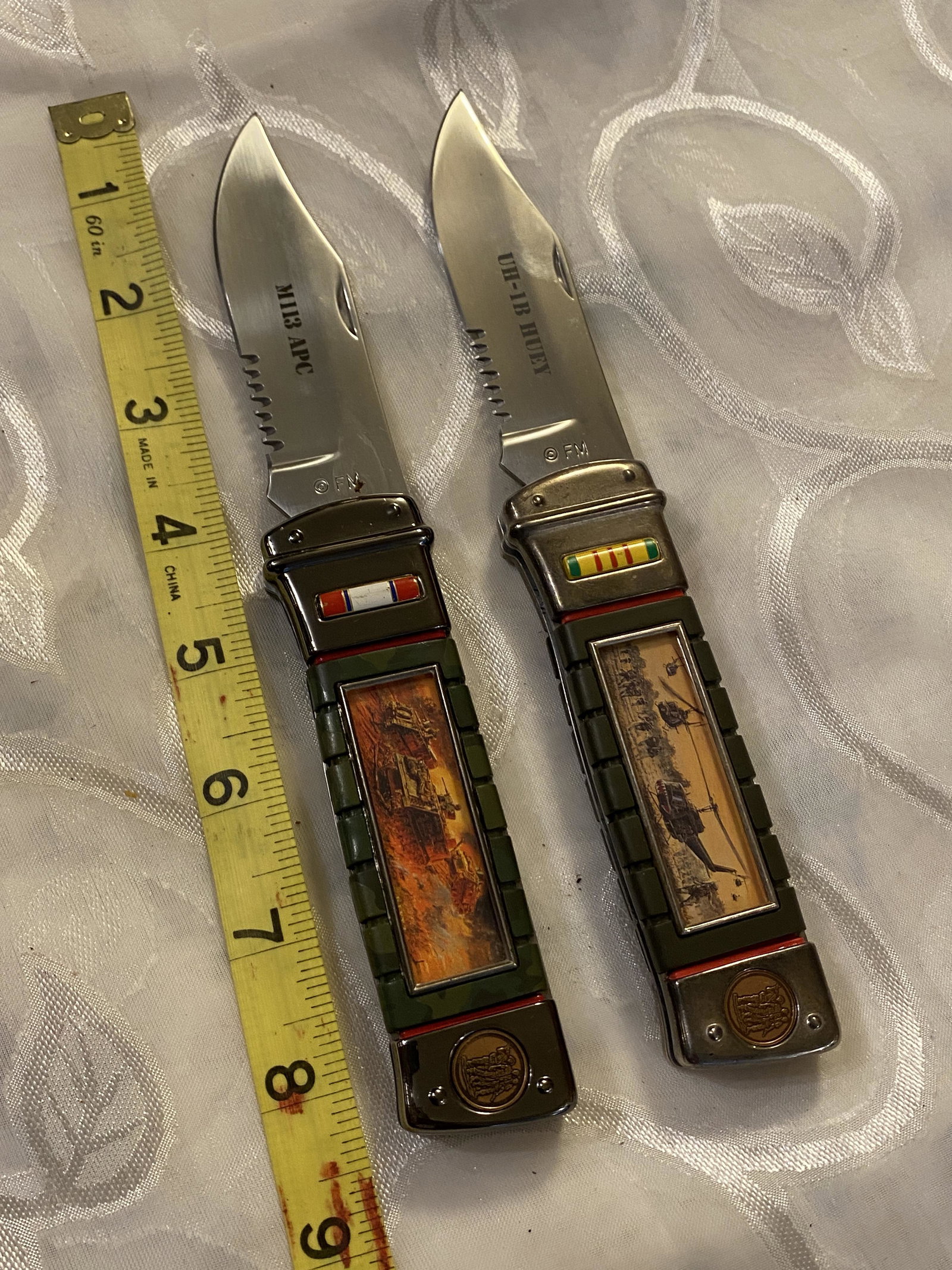 LOT OF (2) FRANKLIN MINT MILITARY SCENIC POCKET KNIVES: LOT OF (2) FRANKLIN MINT MILITARY SCENIC POCKET KNIVES. IN MINT OVERALL SHAPE AND CONDITION. THEY APPEAR TO BE IN NEW CONDIITON. A COLLECTORS KNIFE SET. A GREAT FIND AND AN EXCELLENT ADDITION TO YOUR