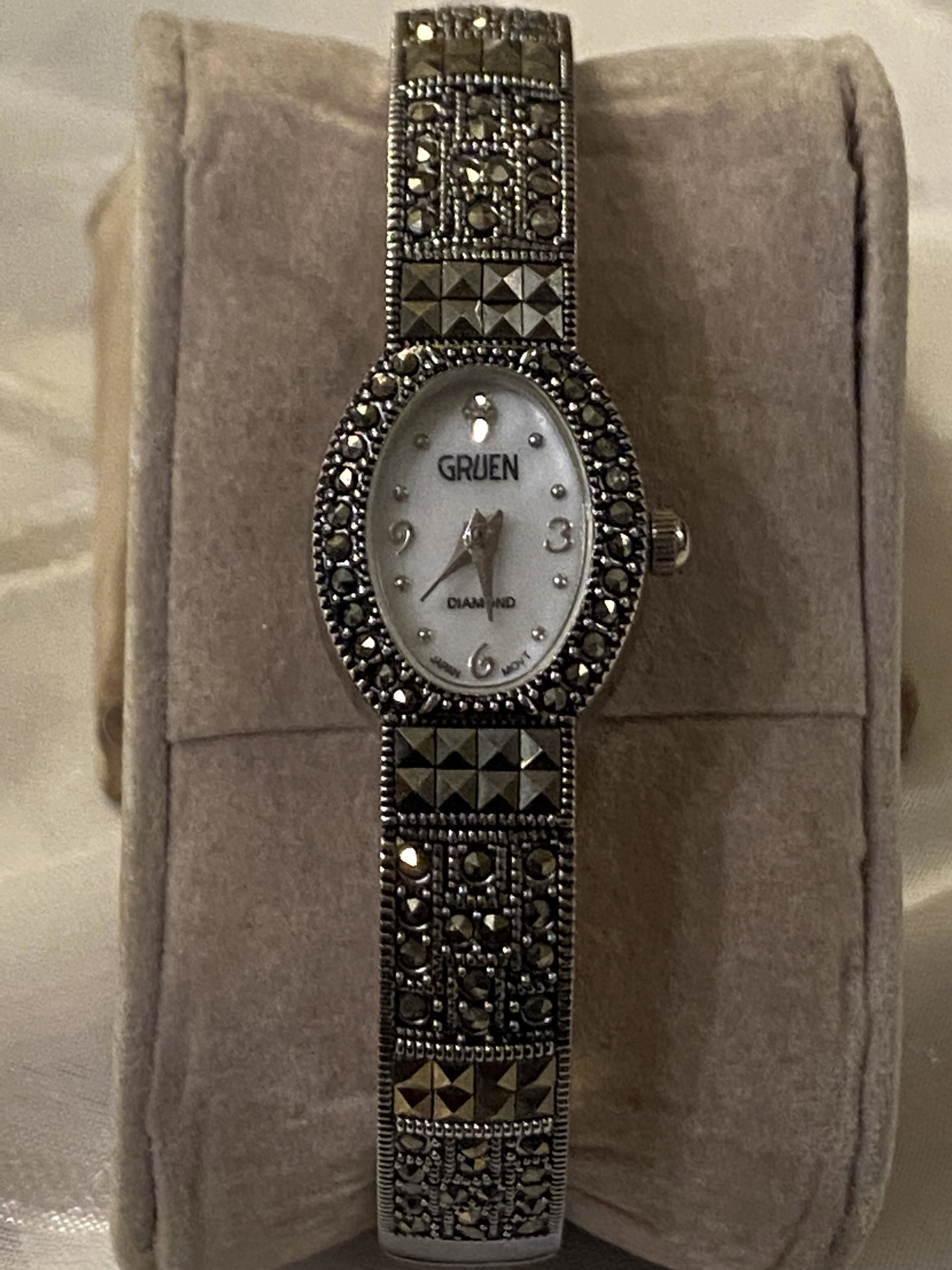 VINTAGE GRUEN LADIES WATCH: VINTAGE GRUEN LADIES WATCH. IN GOOD OVERALL SHAPE AND CONDITION. A GREAT FIND AND AN EXCELLENT ADDITION TO YOUR COLLECTION.