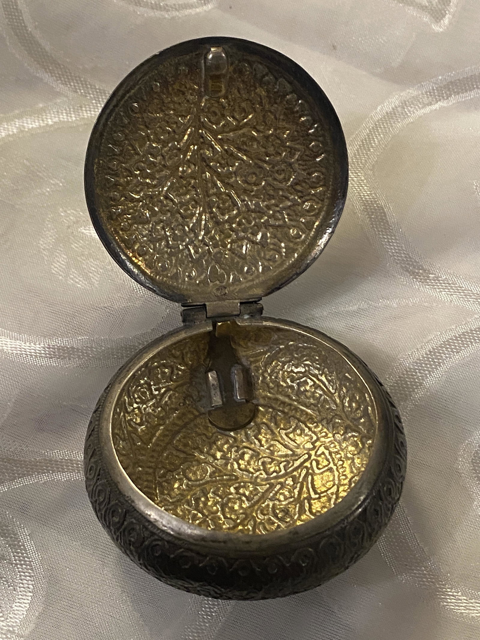 ANTIQUE 1800'S STERLING SILVER PILL BOX: ANTIQUE 1800'S STERLING SILVER PILL BOX. IN GOOD OVERALL SHAPE AND CONDITION WITH A BEAUTIFUL OVERALL PATINA. PLEASE VIEW ALL DETAILED PICTURES. A GREAT FIND AND AN EXCELLENT ADDITION TO YOUR COLLECTI