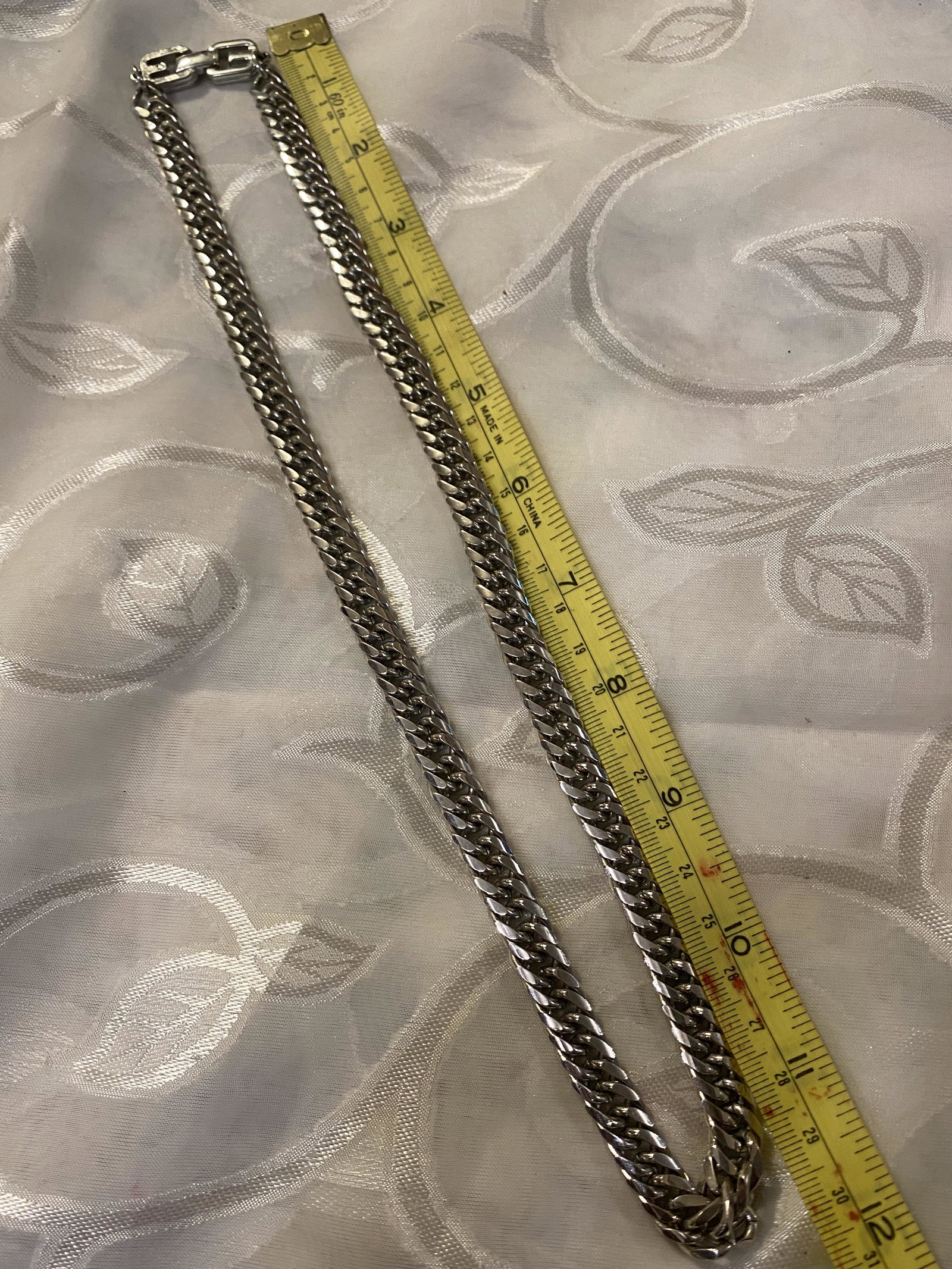 GIVENCHY DESIGNER MENS SILVER CHAIN/NECKLACE: GIVENCHY DESIGNER MENS SILVER CHAIN/NECKLACE. IN GOOD OVERALL SHAPE AND CONDITION. PLEASE VIEW ALL DETAILED PICTURES. A GREAT FIND AND AN EXCELLENT ADDITION TO YOUR COLLECTION.