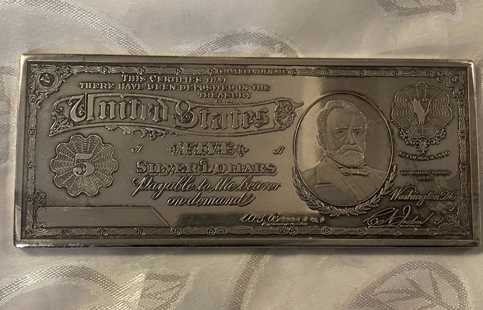 ONE TROY POUND SILVER PLATED COPPER 1886 $5 US NOTE: ONE TROY POUND SILVER PLATED COPPER 1886 $5 US NOTE. PLEASE VIEW ALL DETAILED PICTURES. A GREAT FIND AND AN EXCELLENT ADDITION TO YOUR COLLECTION.