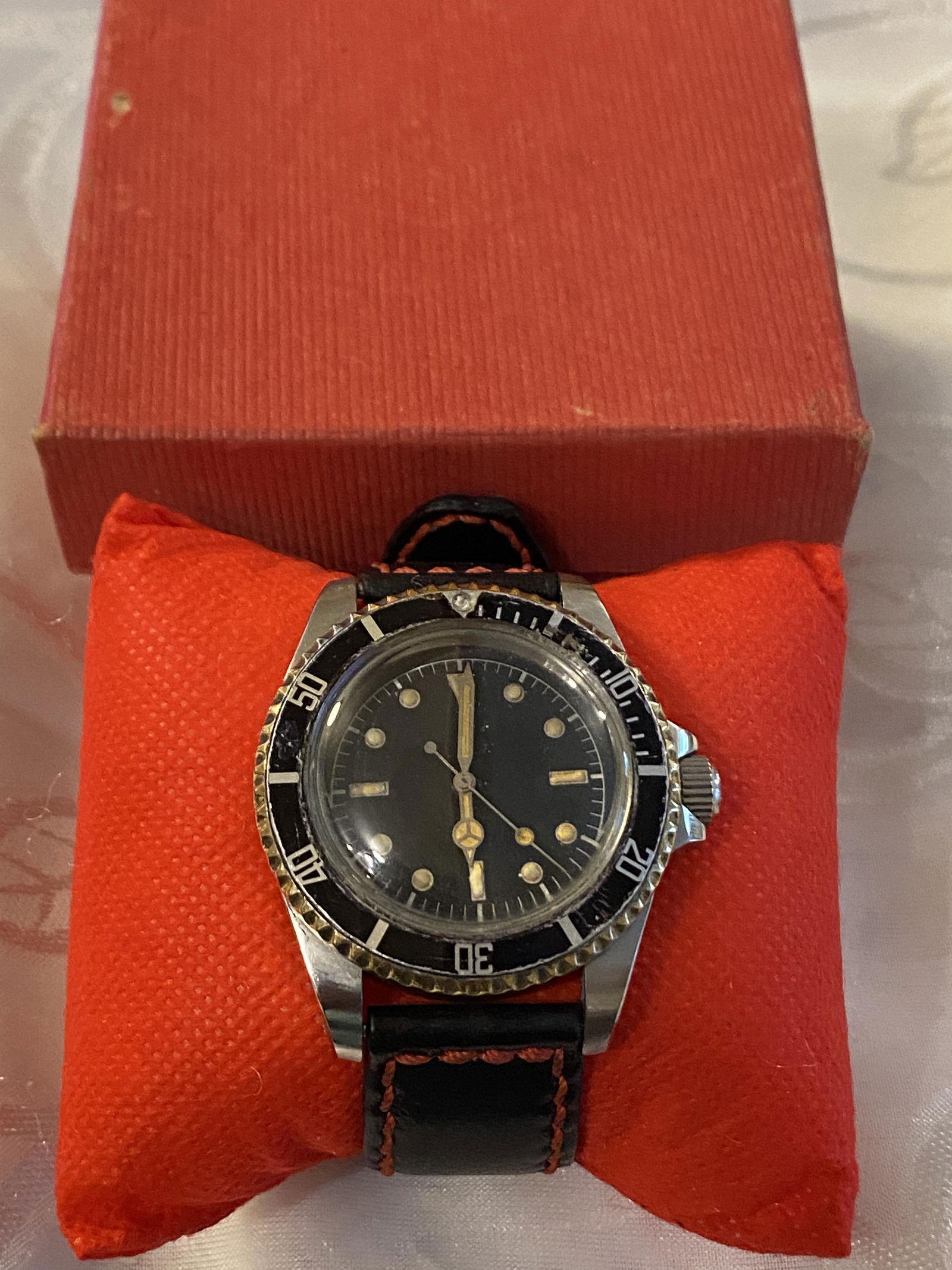 VINTAGE HOMAGE TO ROLEX SUBMARINER MENS WATCH: VINTAGE HOMAGE TO ROLEX SUBMARINER MENS WATCH. IN EXCELLENT OVERALL SHAPE AND CONDITION. THIS WATCH IS THE HOMAGE TO THE RARE ROLEX SUBMARINER WATCH FROM THE 1950'S. THIS WATCH HAS A BEAUTIFUL VINTAGE