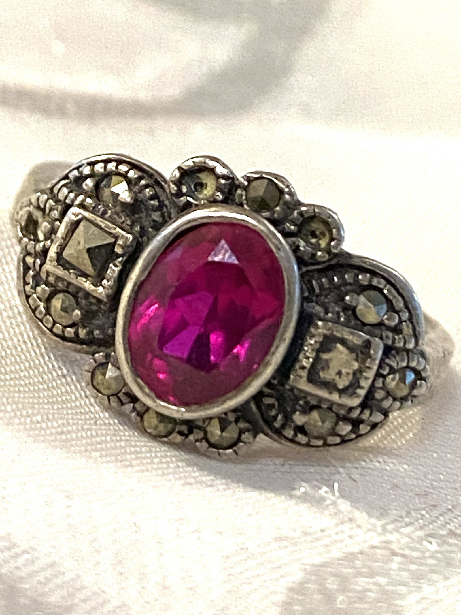 ART DECO STERLING SILVER 1.0 CT RUBY RING: ART DECO STERLING SILVER 1.0 CT RUBY RING. IN MINT OVERALL SHAPE AND CONDITION. RING IS A SIZE 6.5. A GREAT RING FOR THE NIGHT OUT.
