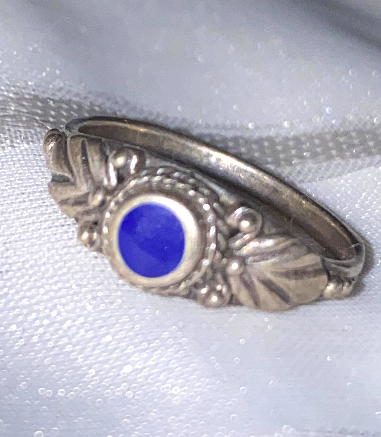 VINTAGE NATIVE AMERICAN LAPIS LAZULI STERING SILVER: VINTAGE NATIVE AMERICAN LAPIS LAZULI STERING SILVER RING. RING IS A SIZE 6.5. A GREAT CUTE LITTLE RING FOR THE NIGHT OUT.