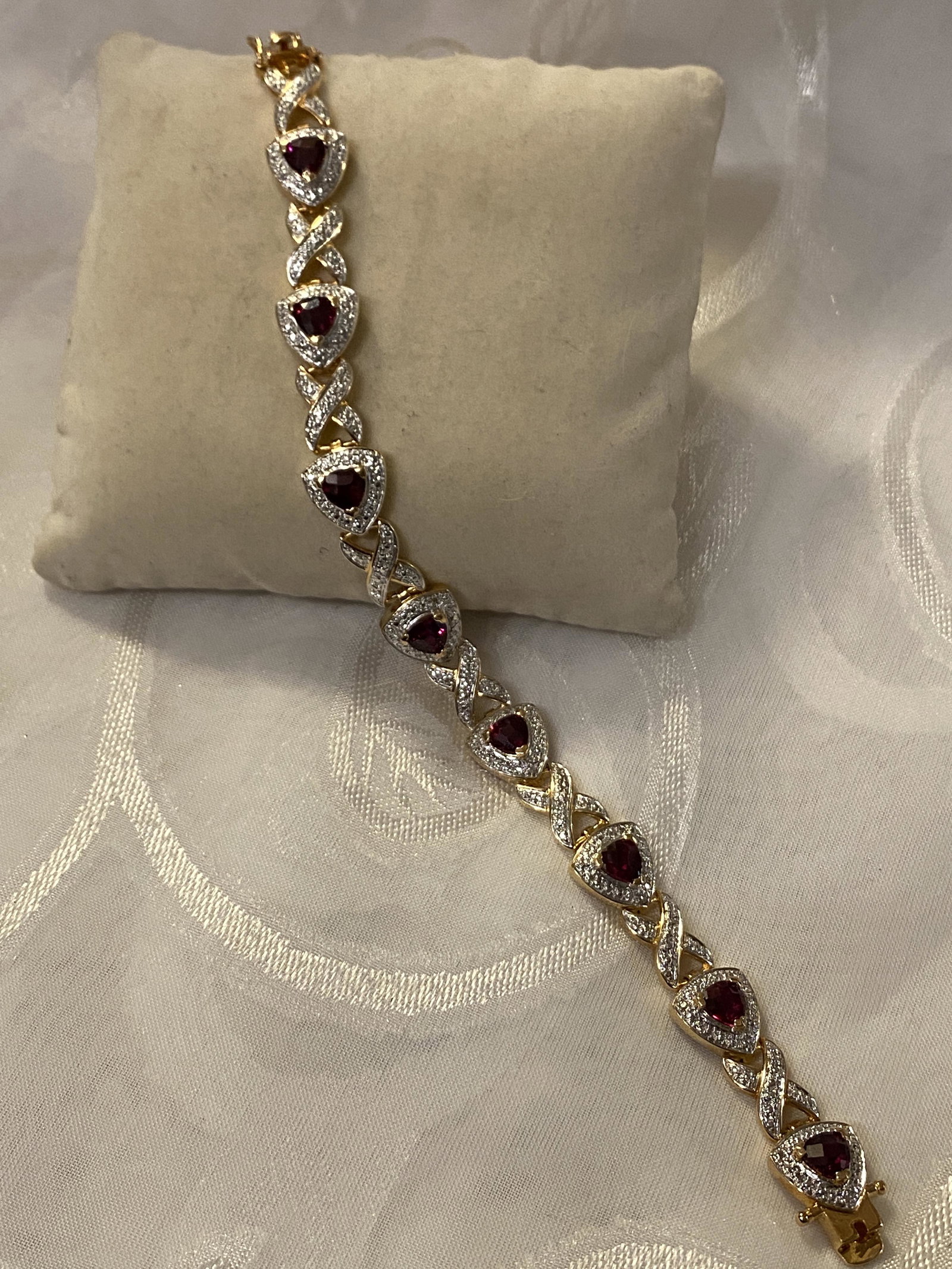 MODERN STERLING SILVER 4 CT RUBY TENNIS BRACELET: MODERN STERLING SILVER 4 CT RUBY TENNIS BRACELET. IN GOOD OVERALL SHAPE AND CONDITION. LOOKS LIKE IT WAS BARELY WORN. BEAUTIFUL STERLING SILVER GOLD WASHED. A GREAT FIND AND AN EXCELLENT ADDITION TO Y