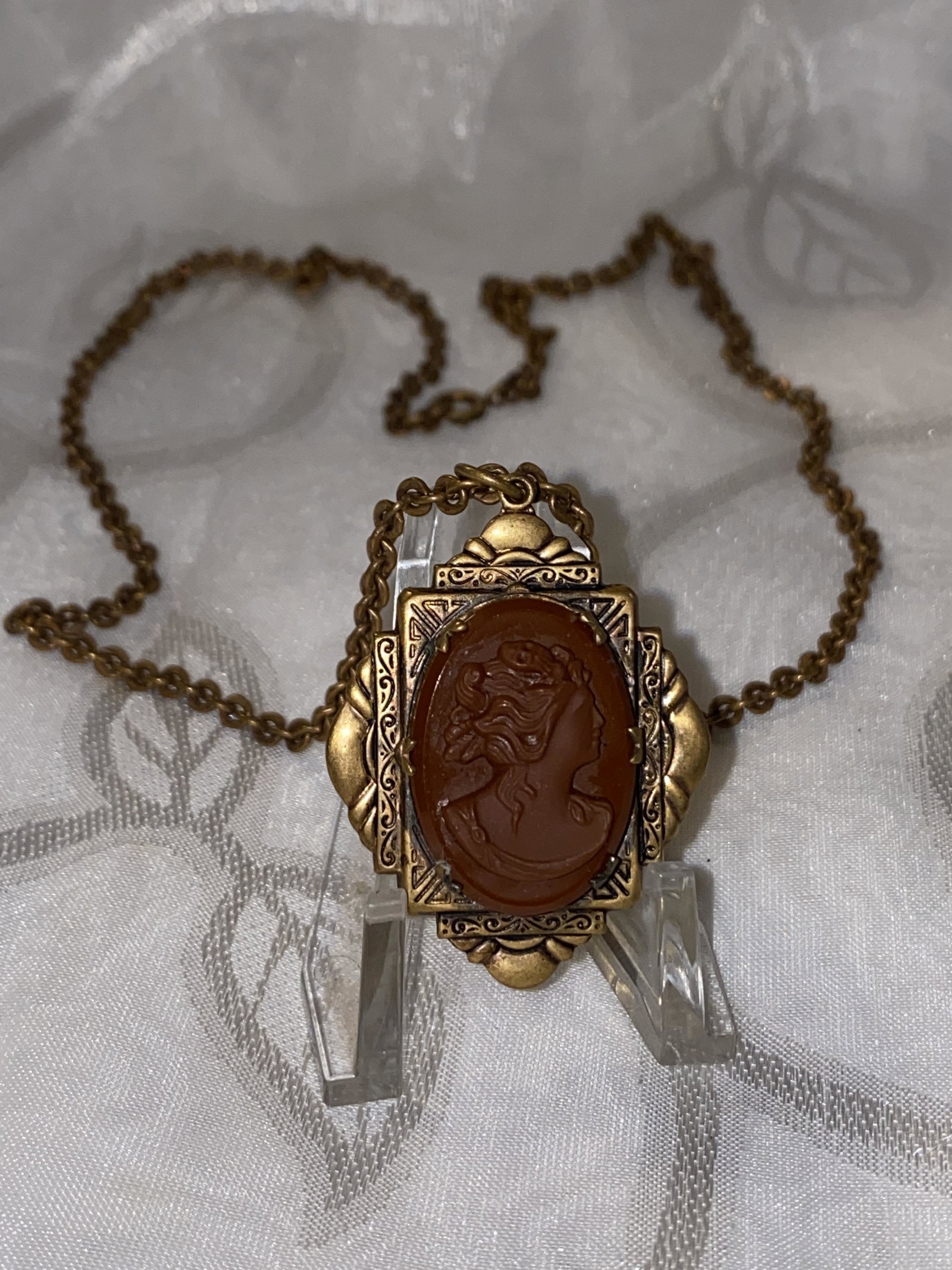 VICTORIAN CAMEO LOCKET PENDANT NECKLACE: VICTORIAN CAMEO LOCKET PENDANT NECKLACE. IN GOOD OVERALL SHAPE AND CONDITION. PLEASE VIEW ALL DETAILED PICTURES. A GREAT FIND AND AN EXCELLENT ADDITION TO YOUR COLLECTION.