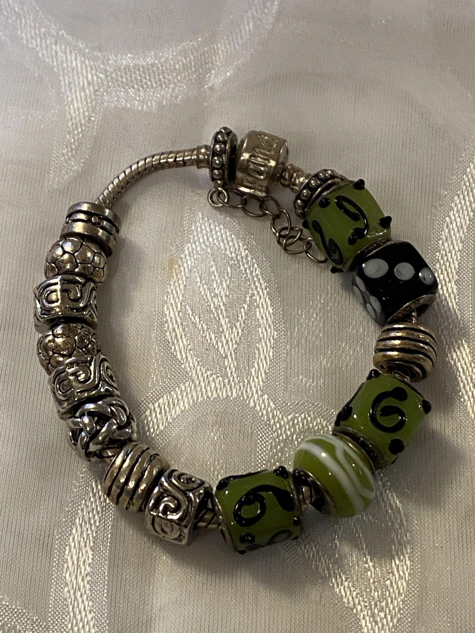 PANDORA STERLING SILVER CHARM BRACELET: PANDORA STERLING SILVER CHARM BRACELET. IN GOOD OVERALL SHAPE AND CONDITION. A GREAT FIND AND AN EXCELLENT ADDITION TO YOUR COLLECTION.