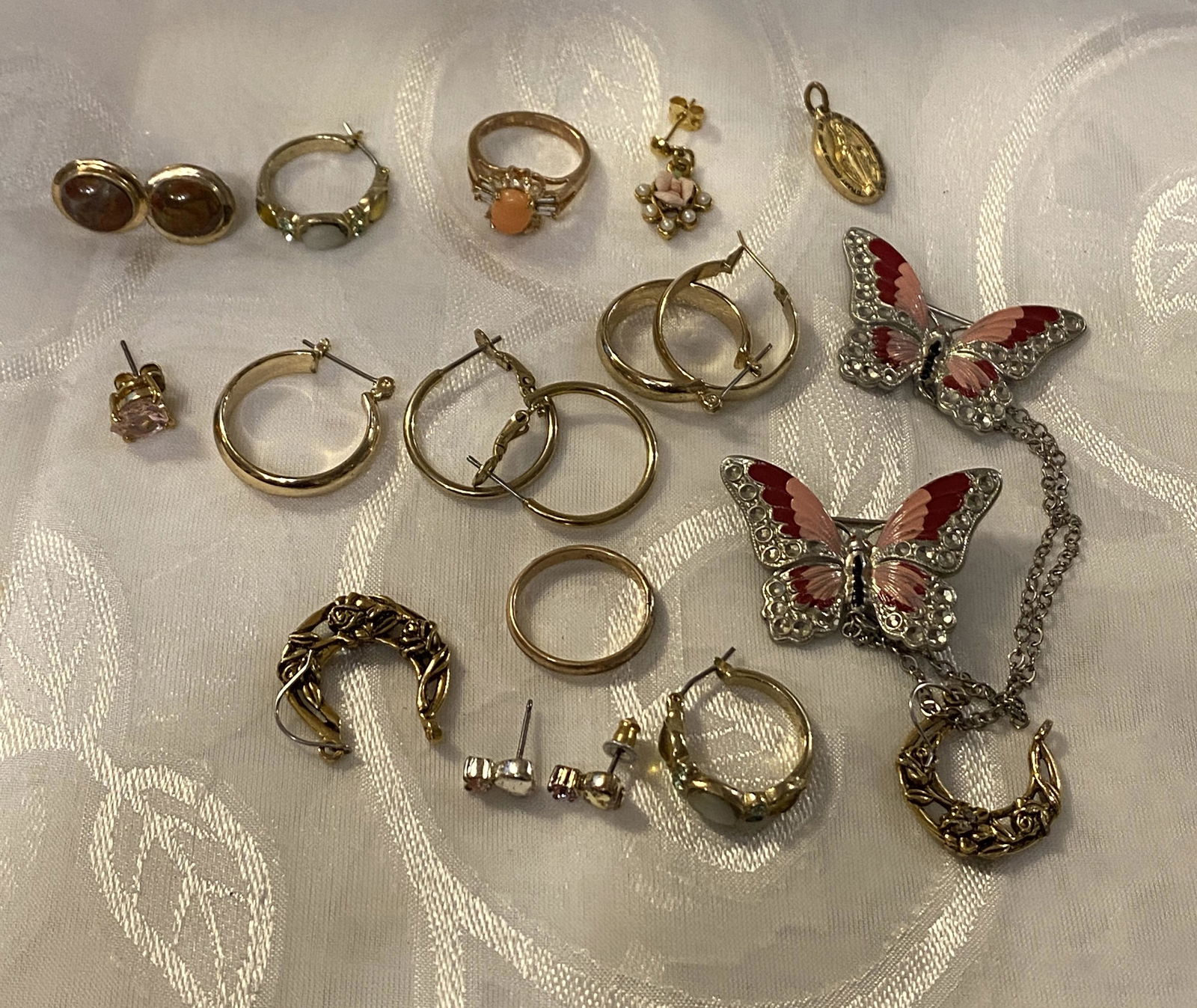 LOT OF ESTATE DRAWER JEWELRY LOT: LOT OF ESTATE DRAWER JEWELRY LOT. PLEASE VIEW ALL DETAILED PICTURES. VARIOUS ITEMS. A GREAT FIND AND AN EXCELLENT ADDITION TO YOUR COLLECTION.