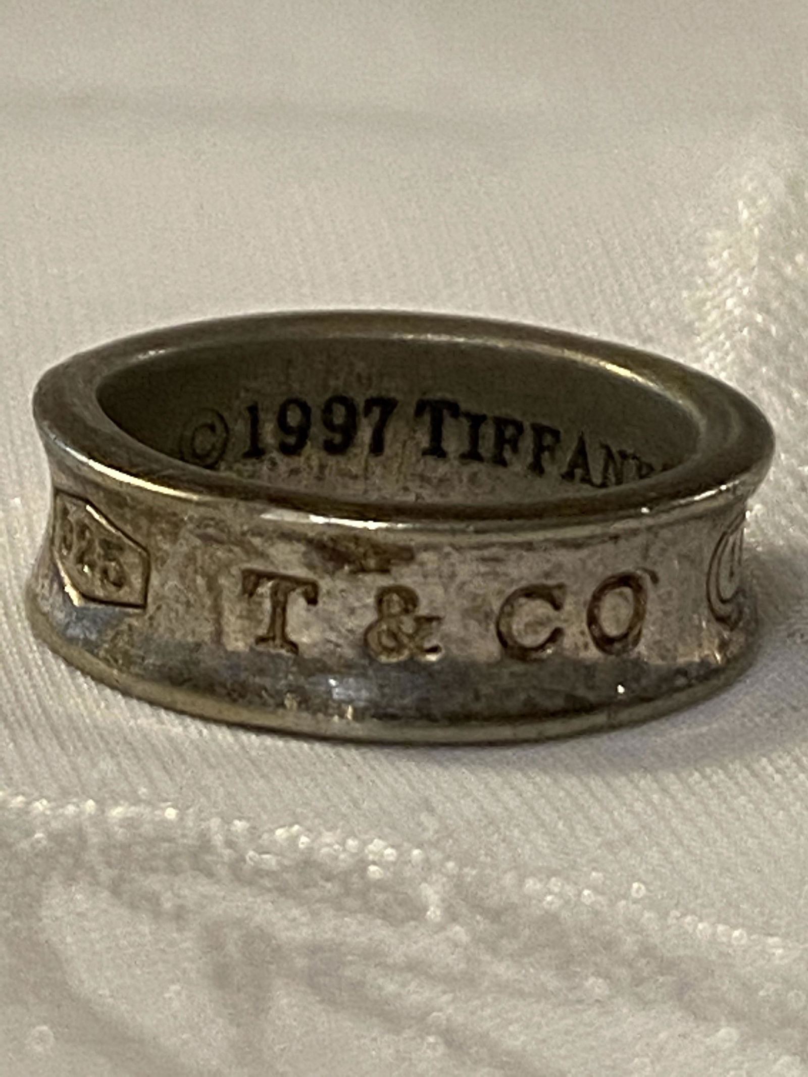 TIFFANY & CO. STERLING SILVER RING SZ 6: TIFFANY & CO. STERLING SILVER RING SZ 6. IN GOOD OVERALL SHAPE AND CONDITION. SOLD AS FOUND AS-IS. THIS IS AN ESTATE FIND. A GREAT FIND AND AN EXCELLENT ADDITION TO YOUR COLLECTION.