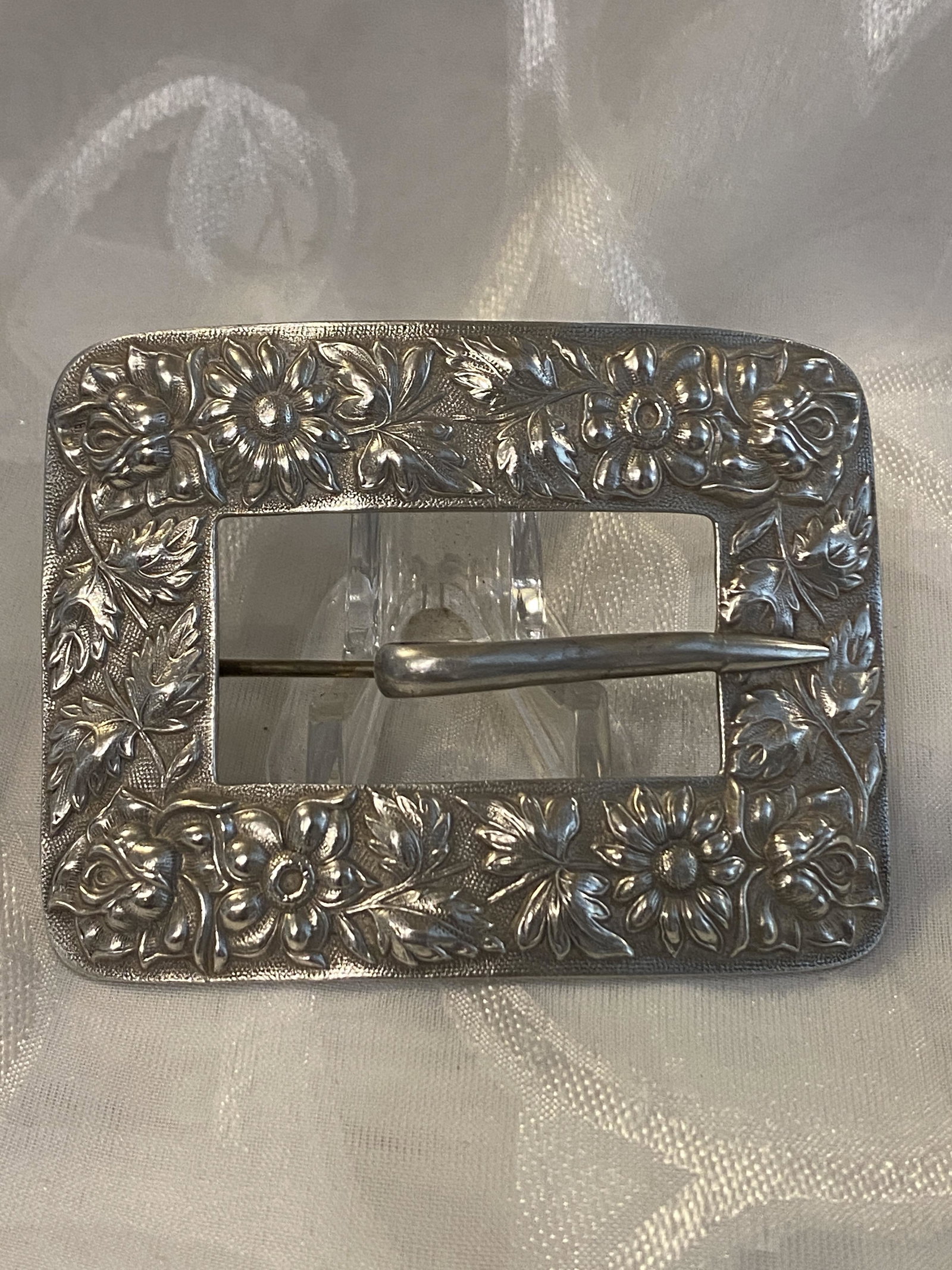 ANTIQUE STERLING SILVER BUCKLE BROOCH: ANTIQUE STERLING SILVER BUCKLE BROOCH. IN GOOD OVERALL SHAPE AND CONDITION. PLEASE VIEW ALL DETAILED PICTURES. A GREAT FIND AND AN EXCELLENT ADDITION TO YOUR COLLECTION.