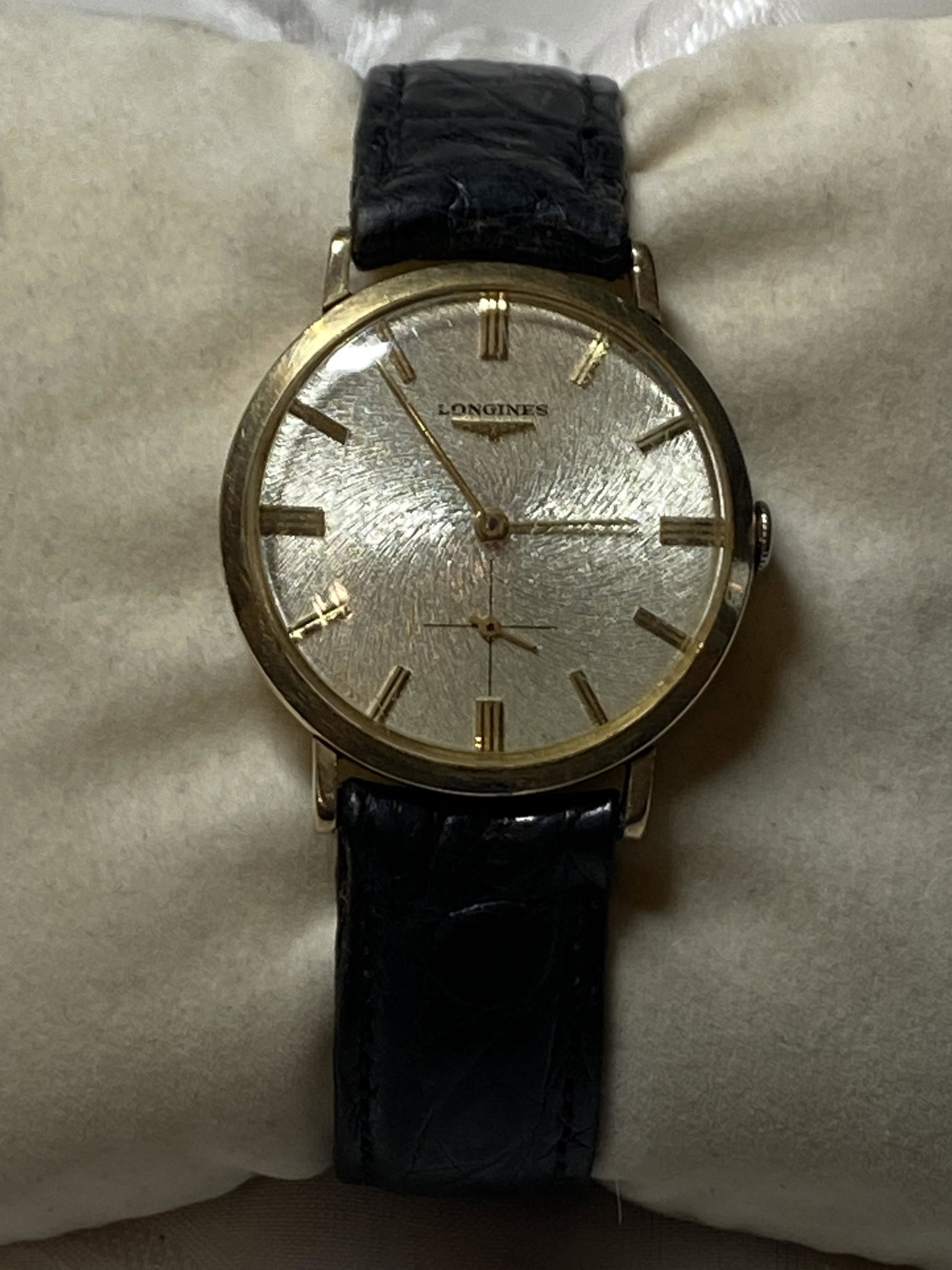 VINTAGE 10K G.F. MENS LONGINES WATCH: VINTAGE 10K G.F. MENS LONGINES WATCH. IN EXCELLENT SHAPE AND OVERALL CONDITION. WORKS AND KEEPS GOOD TIME. PLEASE VIEW ALL DETAILED PICTURES. A GREAT FIND AND AN EXCELLENT ADDITION TO YOUR COLLECTION.