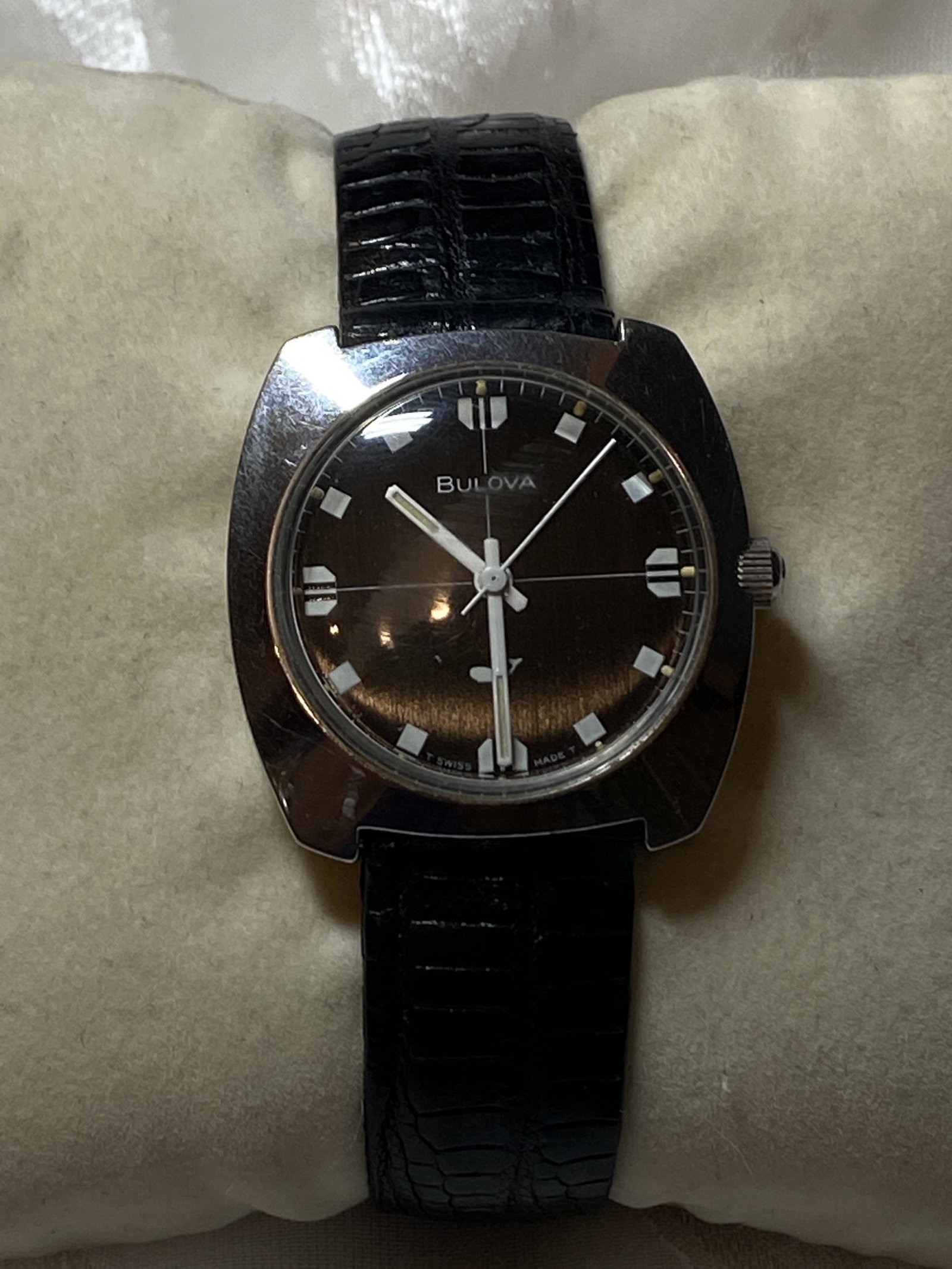 RARE BULOVA VINTAGE MENS HAND-WINDING WATCH: RARE BULOVA VINTAGE MENS HAND-WINDING WATCH. IN GOOD OVERALL SHAPE AND CONDITION. WATCH RUNS AND KEEPS GOOD TIME. PLEASE VIEW ALL DETAILED PICTURES. A GREAT FIND AND AN EXCELLENT ADDITION TO YOUR COLL