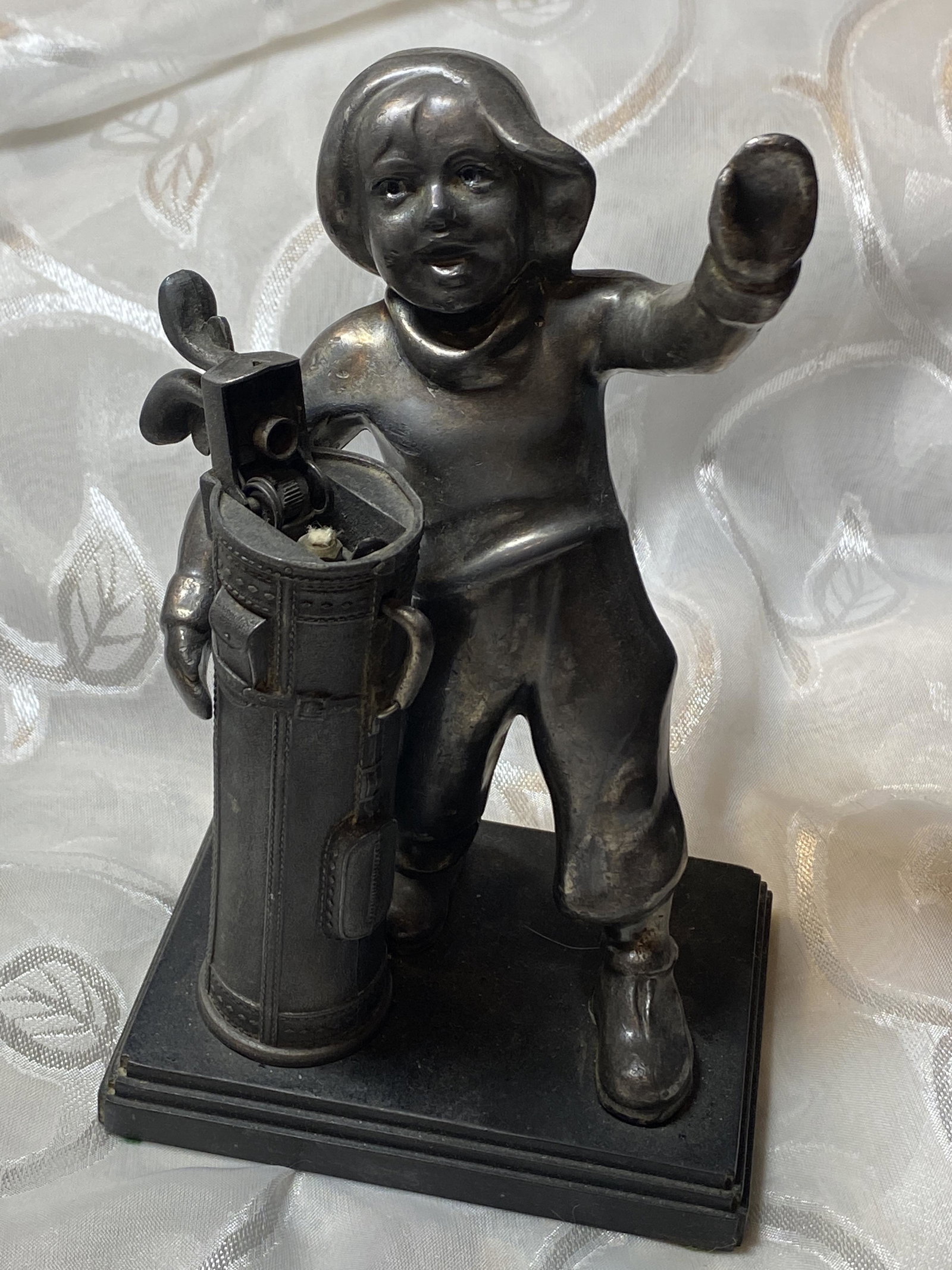 ANTIQUE COLLECTIBLE GOLFERS DESK LIGHTER: ANTIQUE COLLECTIBLE GOLFERS DESK LIGHTER. IN MINT OVERALL SHAPE AND CONDITION. A GREAT FIND AND AN EXCELLENT ADDITION TO YOUR COLLECTION.