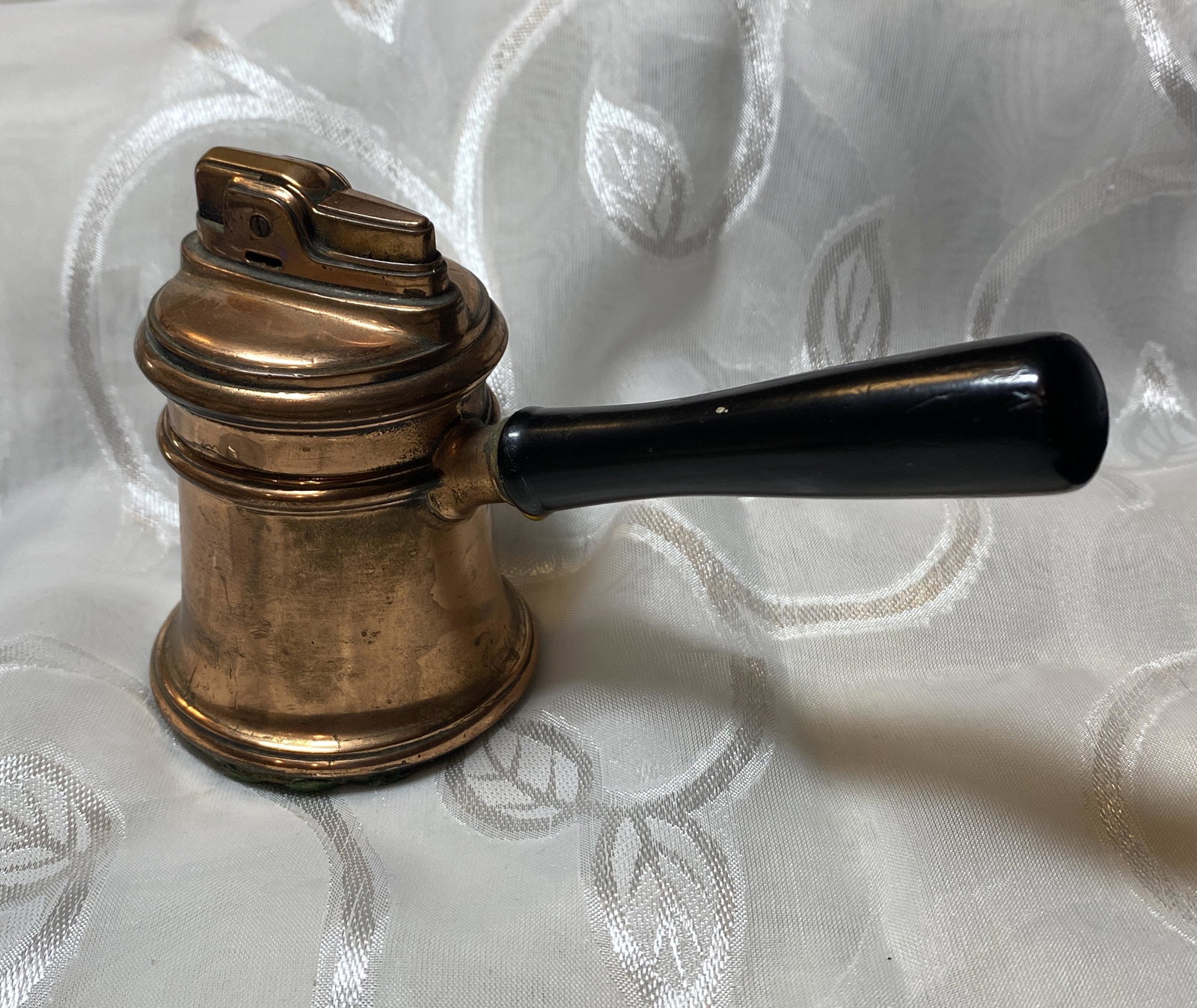 RONSON COLONY TEA KETTLE SHAPED DESK LIGHTER: RONSON COLONY TEA KETTLE SHAPED DESK LIGHTER. IN GOOD OVERALL SHAPE AND CONDITION. PLEASE VIEW ALL DETAILED PICTURES. A GREAT FIND AND AN EXCELLENT ADDITION TO YOUR COLLECTION.