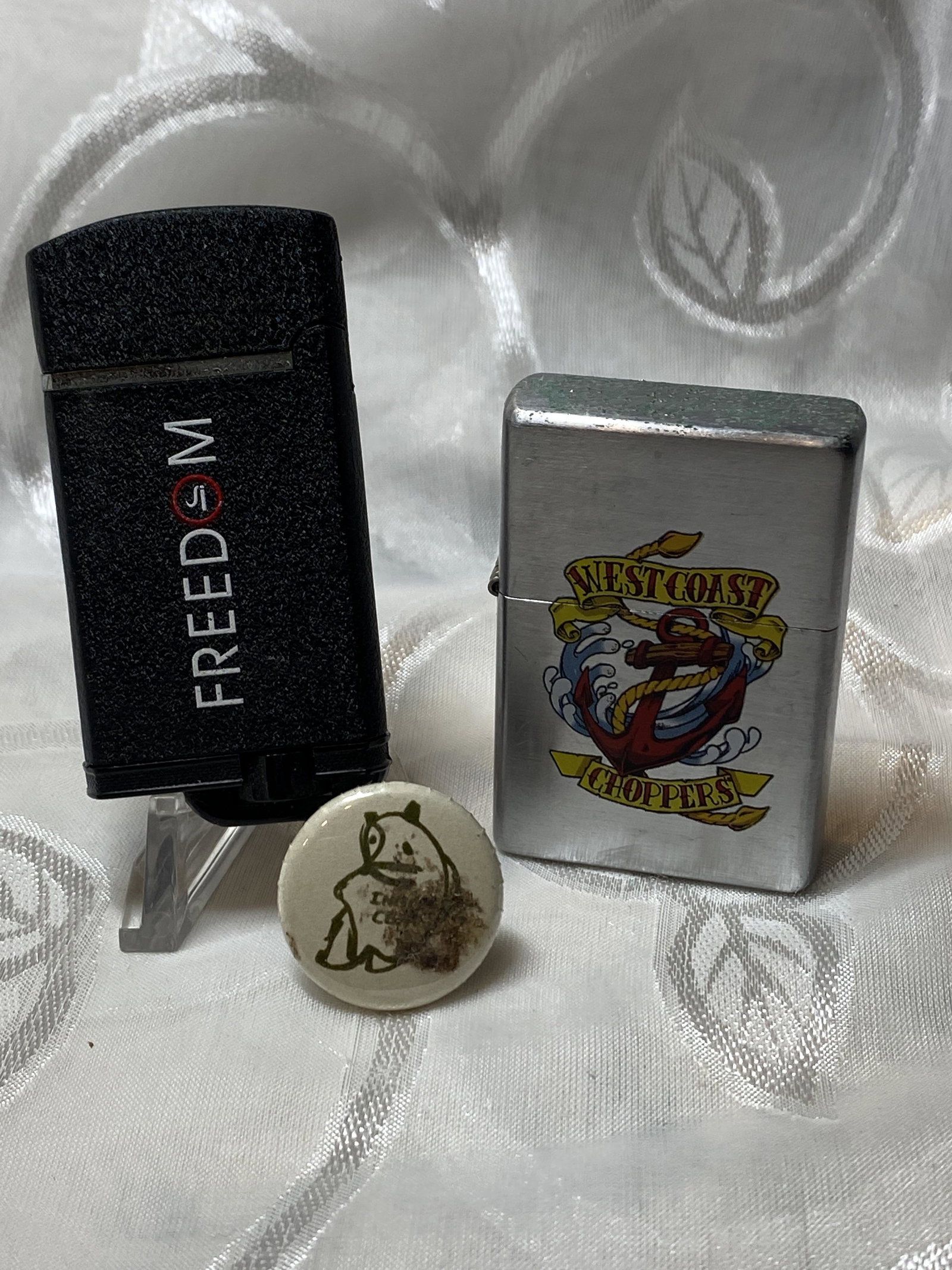 LOT OF (2) COLLECTIBLE LIGHTERS & PIN: LOT OF (2) COLLECTIBLE LIGHTERS & PIN. IN GOOD OVERALL SHAPE AND CONDITION. A GREAT FIND AND AN EXCELLENT ADDITION TO YOUR COLLECTION.