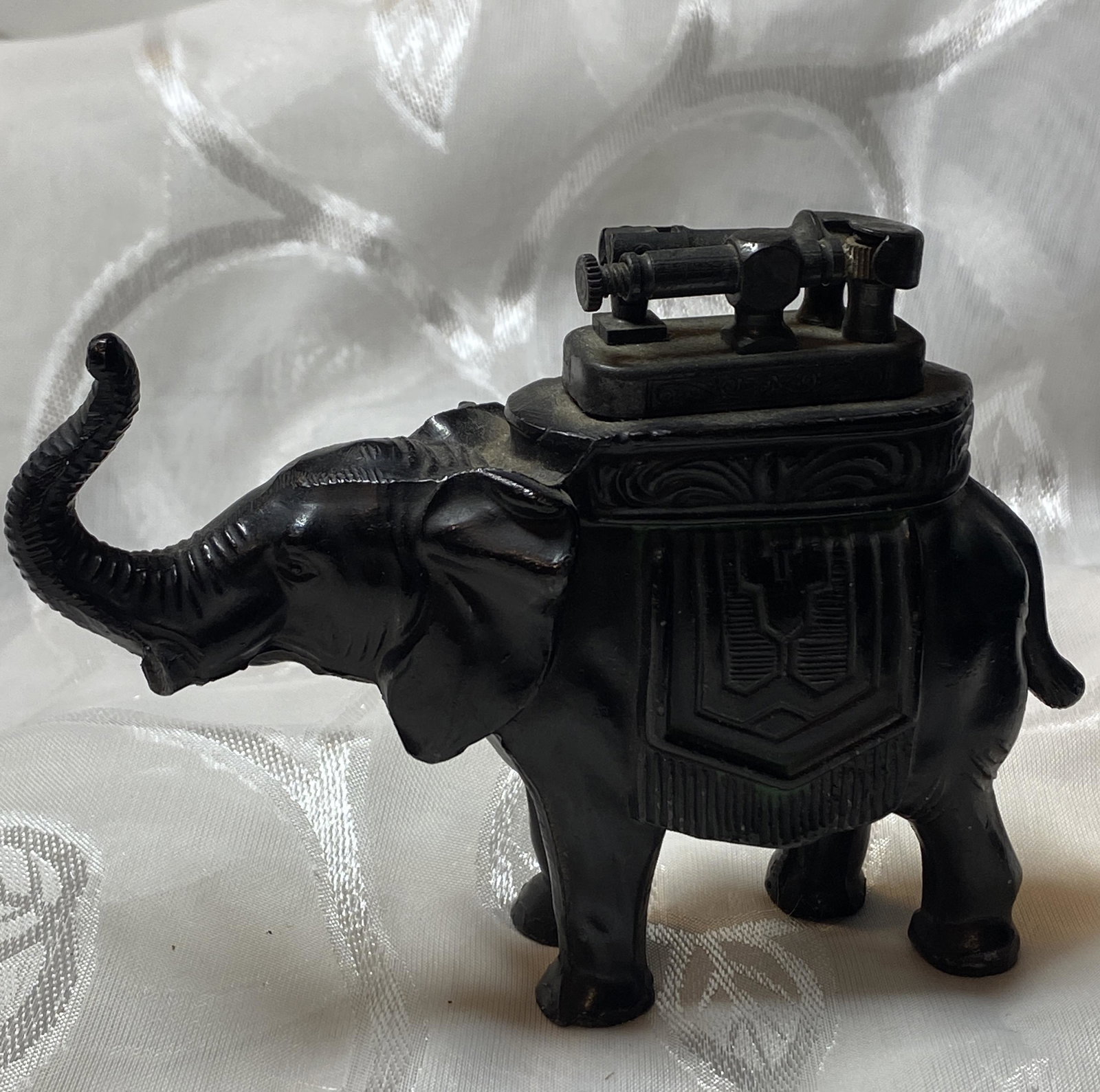 VINTAGE ELEPHANT SHAPED METAL DESK LIGHTER: VINTAGE ELEPHANT SHAPED METAL DESK LIGHTER. IN GOOD OVERALL SHAPE AND CONDITION. A GREAT FIND AND AN EXCELLENT ADDITION TO YOUR COLLECTION.