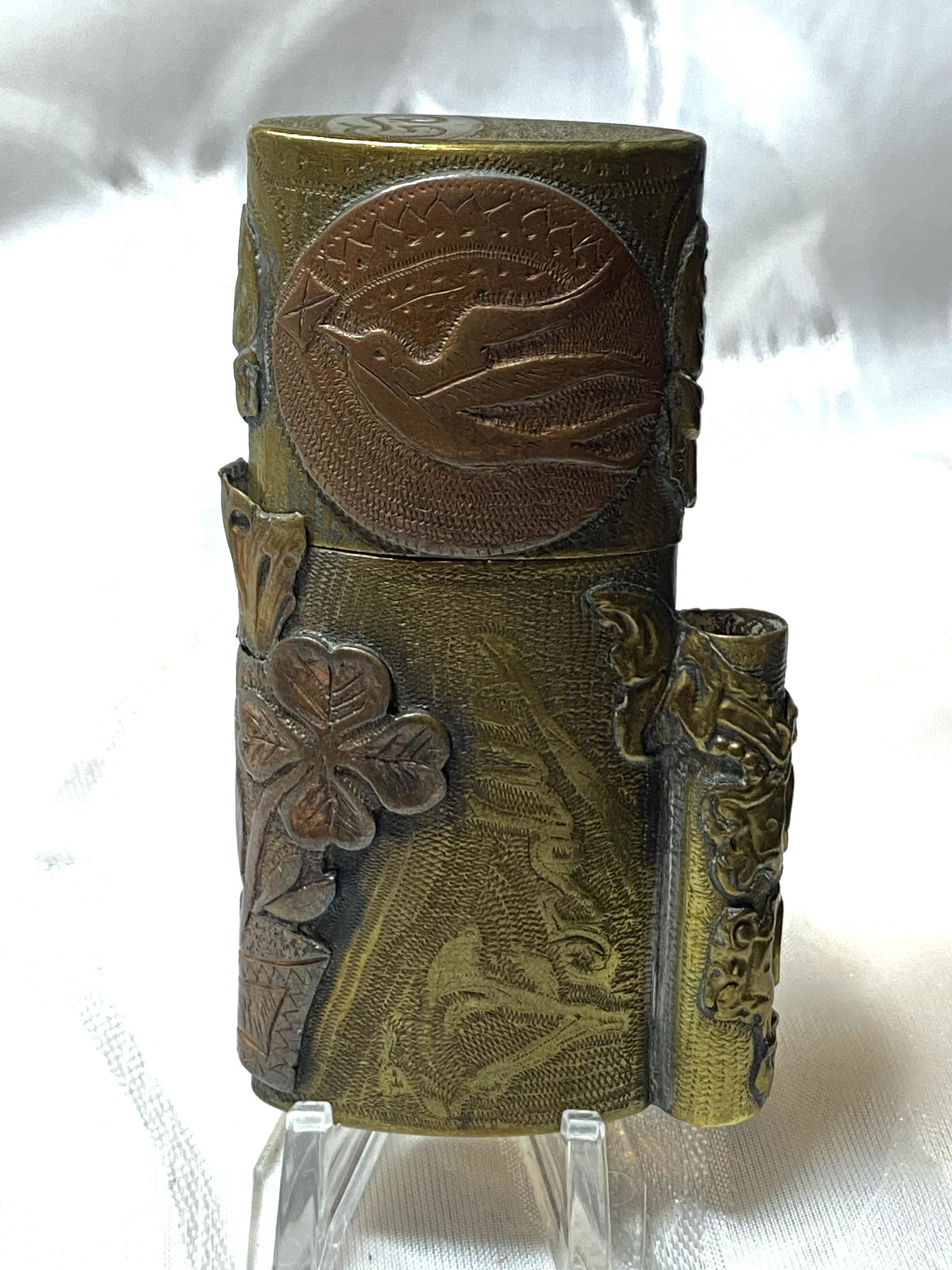 ANTIQUE JAPANESE BRASS HAND MADE LIGHTER: ANTIQUE JAPANESE BRASS HAND MADE LIGHTER. IN MINT OVERALL SHAPE AND CONDITION. PLEASE VIEW ALL DETAILED PICTURES. A GREAT FIND AND AN EXCELLENT ADDITION TO YOUR COLLECTION.
