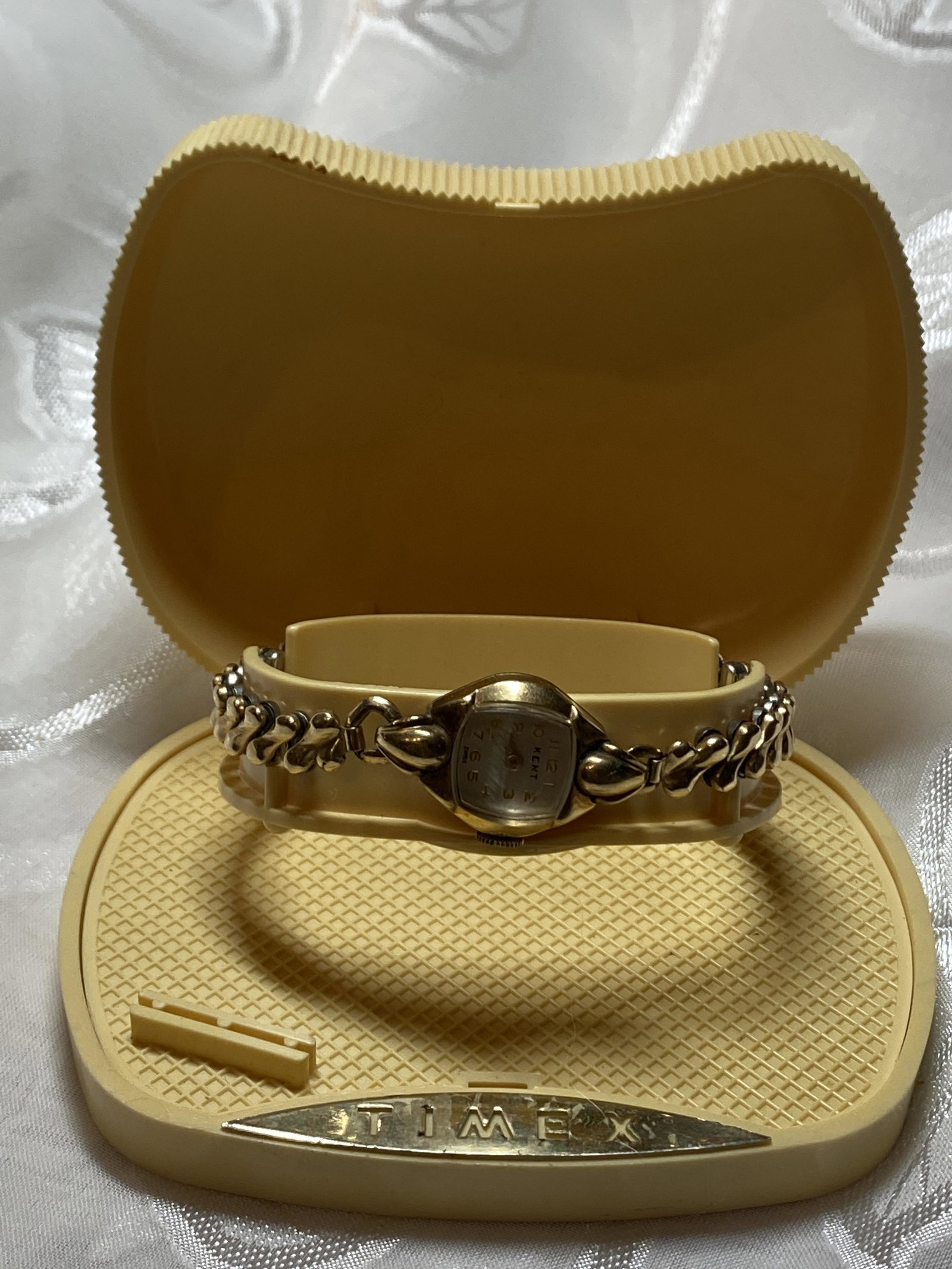 VINTAGE LADIES KENT WRISTWATCH: VINTAGE LADIES KENT WRISTWATCH. PLEASE VIEW ALL DETAILED PICTURES. A GREAT ADDITION TO YOUR COLLECTION.