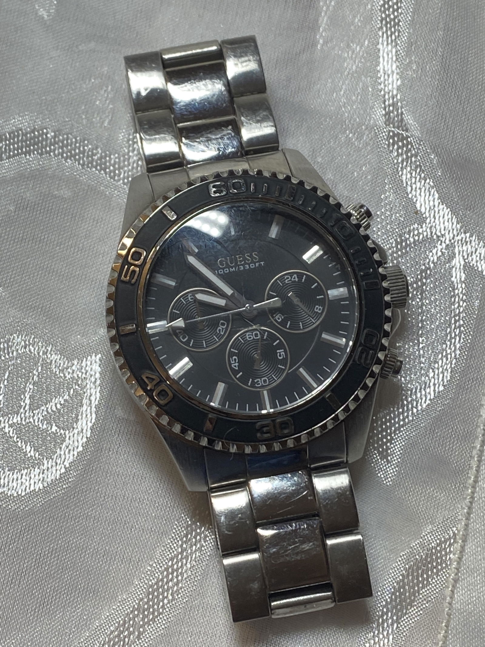 MENS GUESS CHRONOGRAPH DIVERS WATCH: MENS GUESS CHRONOGRAPH DIVERS WATCH. IN GOOD OVERALL SHAPE AND CONDITION. A GREAT FIND AND AN EXCELLENT ADDITION TO YOUR COLLECTION.