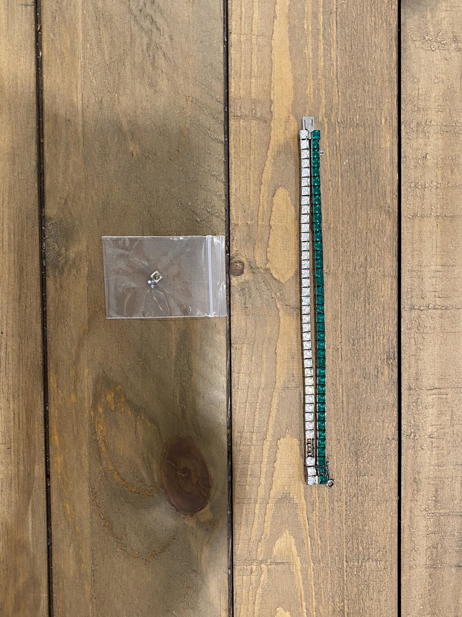 MODERN STERLING SILVER QUARTZ/EMERALDS TENNIS BRACELET: MODERN STERLING SILVER QUARTZ/EMERALDS TENNIS BRACELET. IN GOOD OVERALL SHAPE AND CONDITION. A GREAT FIND AND AN EXCELLENT ADDITION TO YOUR COLLECTION.