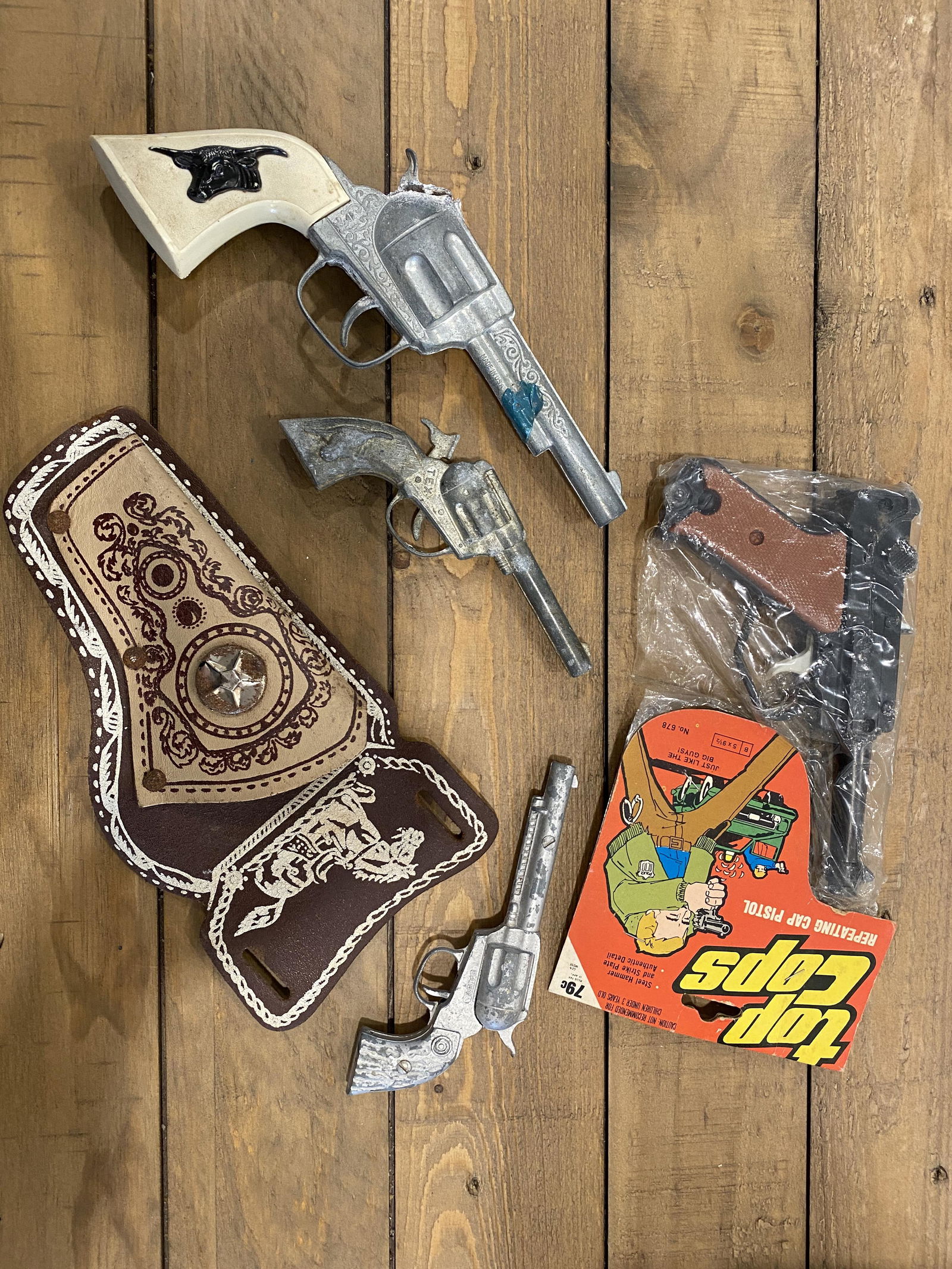 VINTAGE COLLECTION LOT OF CAP GUNS: VINTAGE COLLECTION LOT OF CAP GUNS. A GREAT FIND AND AN EXCELLENT ADDITION TO YOUR COLLECTION.