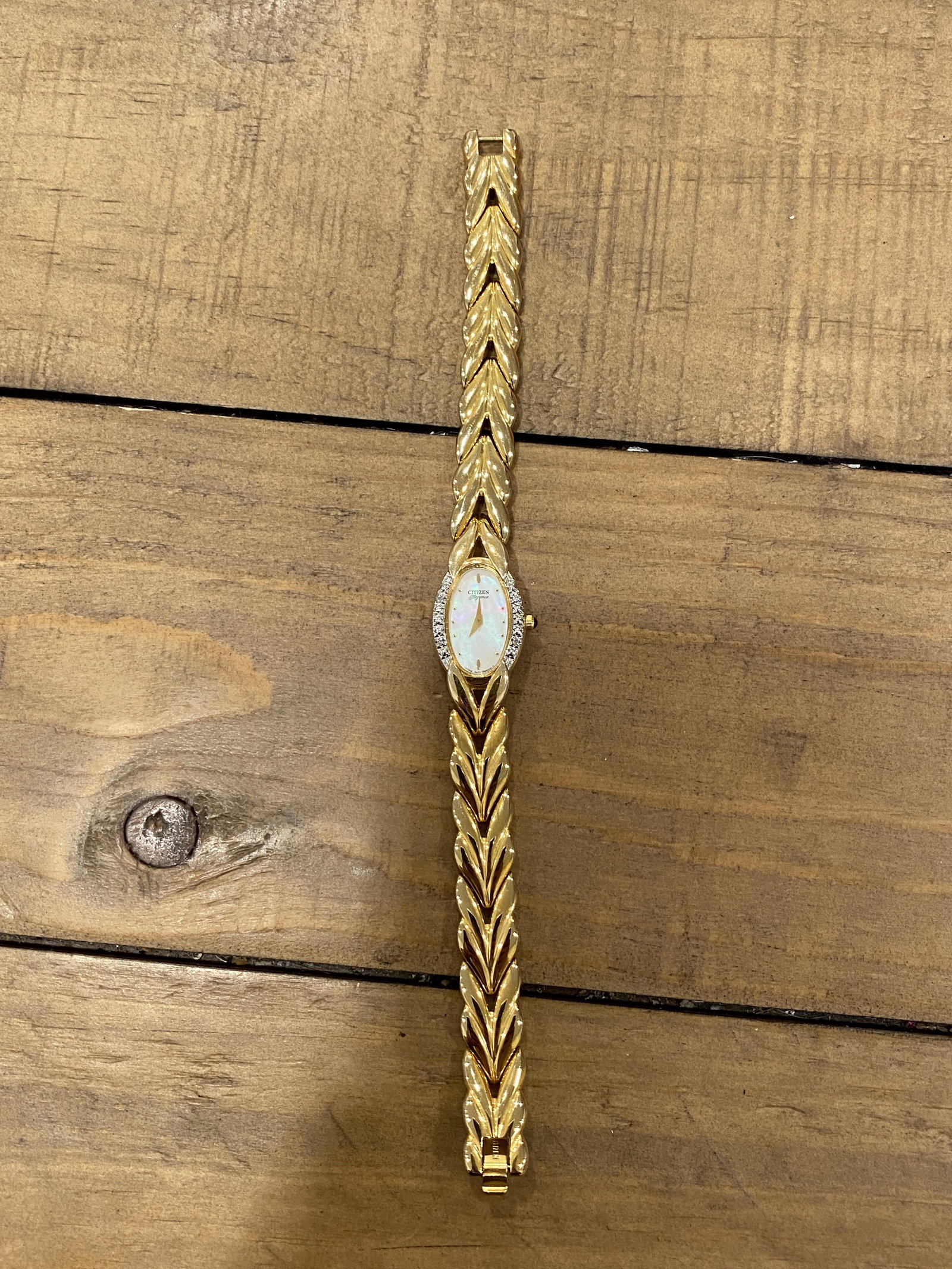LADIES CITIZEN ELEGANCE GOLD WATCH: LADIES CITIZEN ELEGANCE GOLD WATCH. A GREAT FIND AND AN EXCELLENT ADDITION TO YOUR COLLECTION.