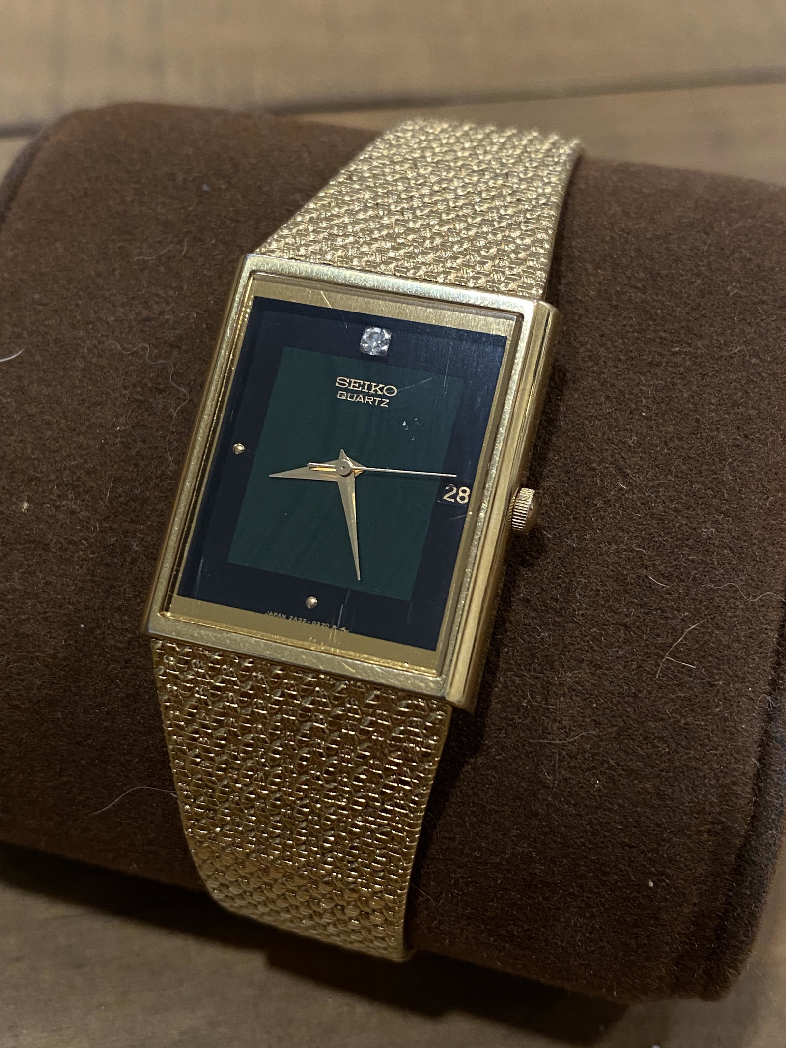 MENS SEIKO VINTAGE GOLD WRISTWATCH: MENS SEIKO VINTAGE GOLD WRISTWATCH. IN GOOD OVERALL SHAPE AND CONDITION. A GREAT FIND AND AN EXCELLENT ADDITION TO YOUR COLLECTION.