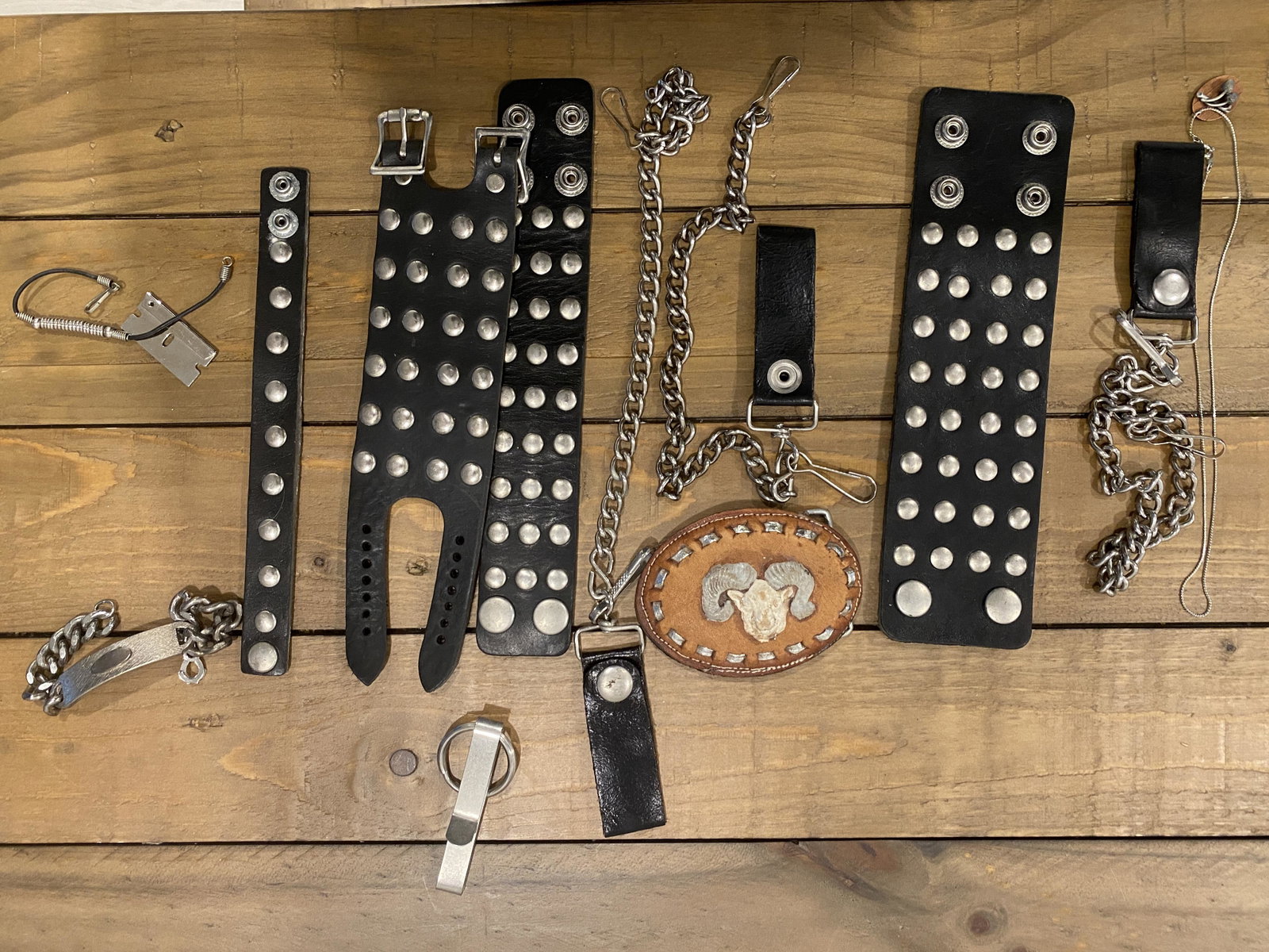 VINTAGE LOT OF GOTHIC JEWELRY - VIEW PICTURES: VINTAGE LOT OF GOTHIC JEWELRY - VIEW PICTURES. A GREAT LOT OF ITEMS TO ADD TO YOUR COLLECTION.