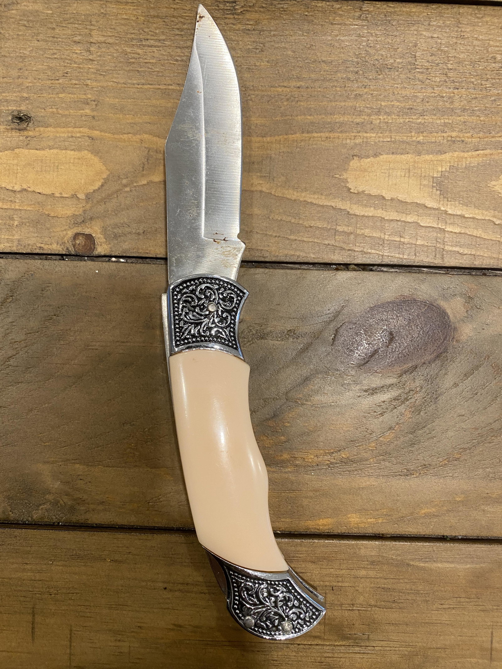 CIVIL WAR CONFEDERATE THEMED POCKET KNIFE: CIVIL WAR CONFEDERATE THEMED POCKET KNIFE. A GREAT FIND AND AN EXCELLENT ADDITION TO YOUR COLLECTION.
