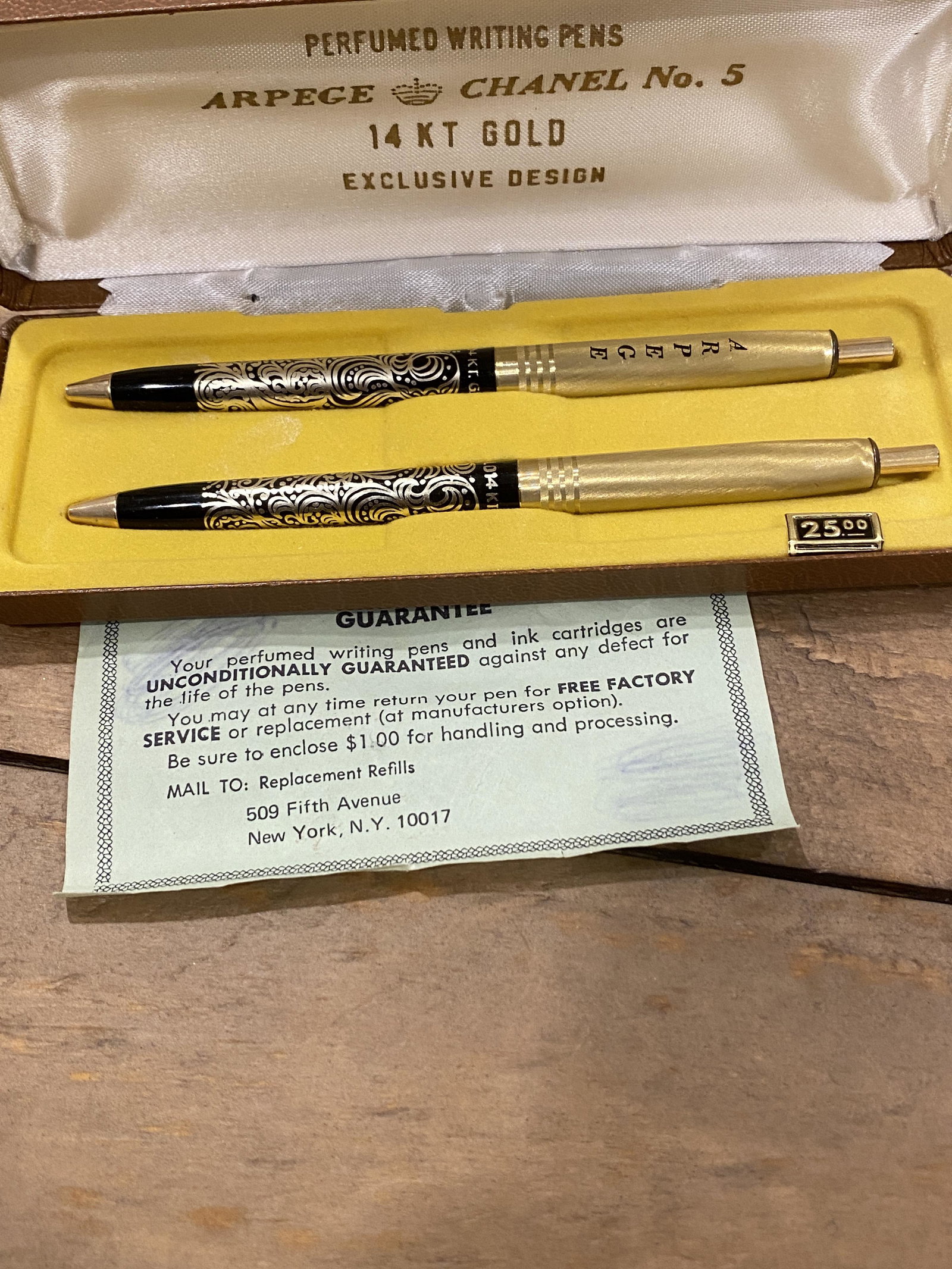 14K GOLD ARPEGE CHANEL NO. 5 PENS SET W/COA: 14K GOLD ARPEGE CHANEL NO. 5 PENS SET W/COA. COMES WITH THE ORIGINAL BOX. A GREAT FIND AND AN EXCELLENT ADDITION TO YOUR COLLECTION.