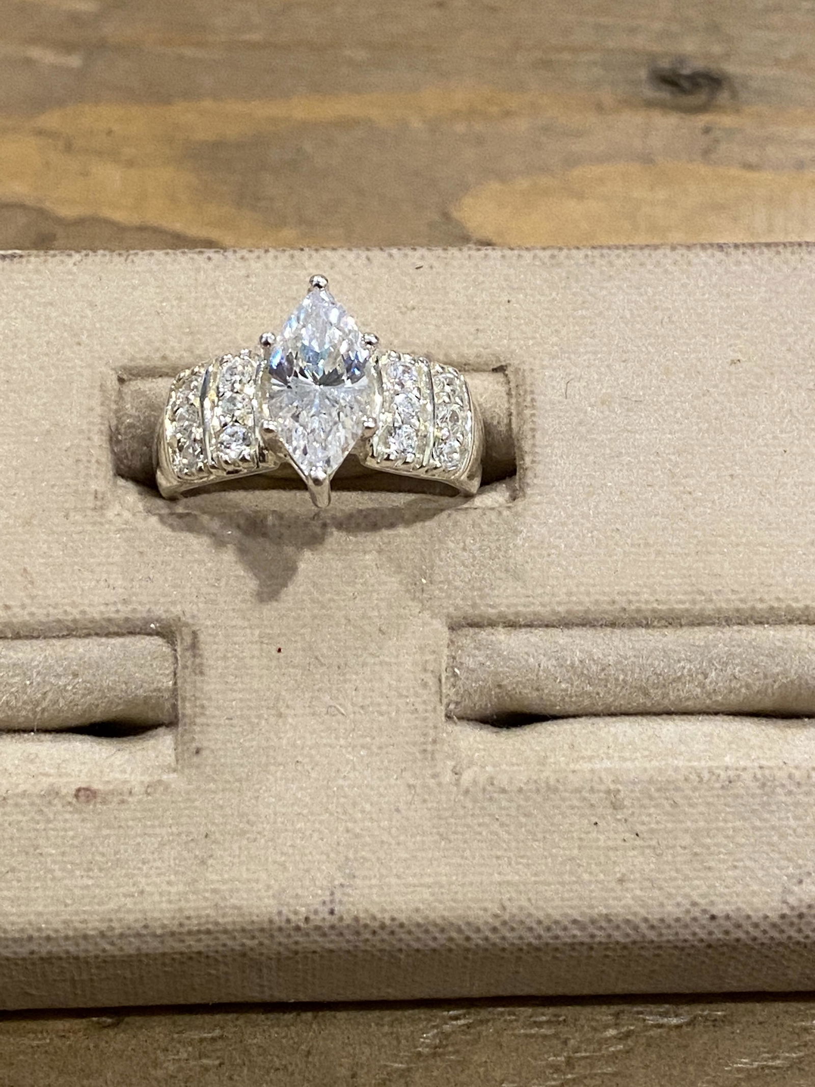 ESTATE STERLING SILVER WEDDING RING: ESTATE STERLING SILVER WEDDING RING. IN GOOD OVERALL SHAPE AND CONDITON. A GREAT FIND AND AN EXCELLENT ADDITION TO YOUR COLLECTION.