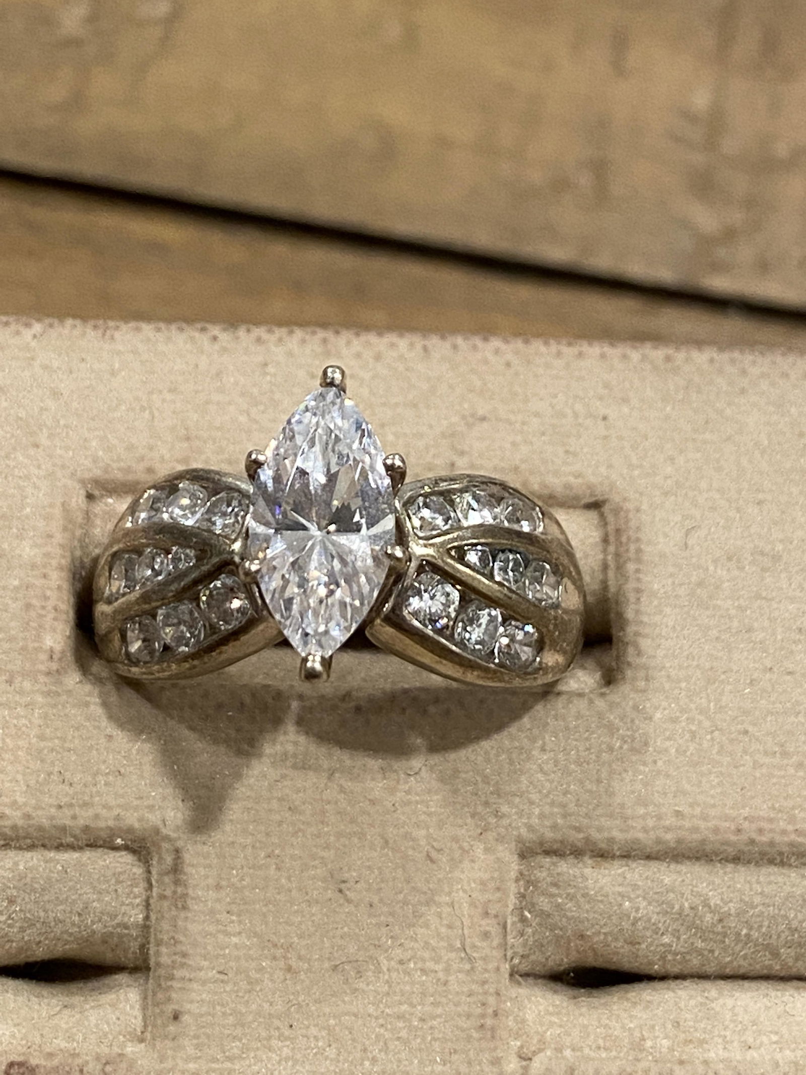 ESTATE STERLING SILVER WEDDING RING: ESTATE STERLING SILVER WEDDING RING. IN GOOD OVERALL SHAPE AND CONDITON. A GREAT FIND AND AN EXCELLENT ADDITION TO YOUR COLLECTION.