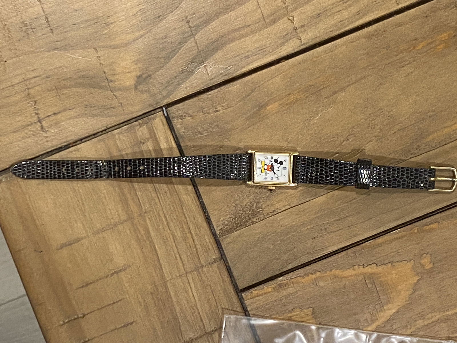 VINTAGE ESTATE LADIES MICKEY MOUSE WATCH: VINTAGE ESTATE LADIES MICKEY MOUSE WATCH. IN GOOD OVERALL SHAPE AND CONDITION. A GREAT FIND AND AN EXCELLENT ADDITION TO YOUR COLLECTION.