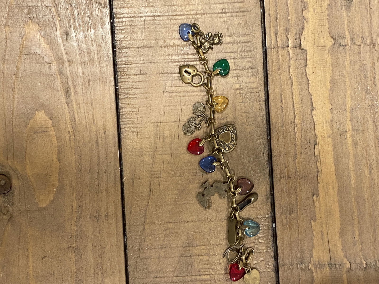 VINTAGE ESTATE GOLD CHARMS BRACELET: VINTAGE ESTATE GOLD CHARMS BRACELET. IN GOOD OVERALL SHAPE AND CONDITION. A GREAT FIND AND AN EXCELLENT ADDITION TO YOUR COLLECTION.