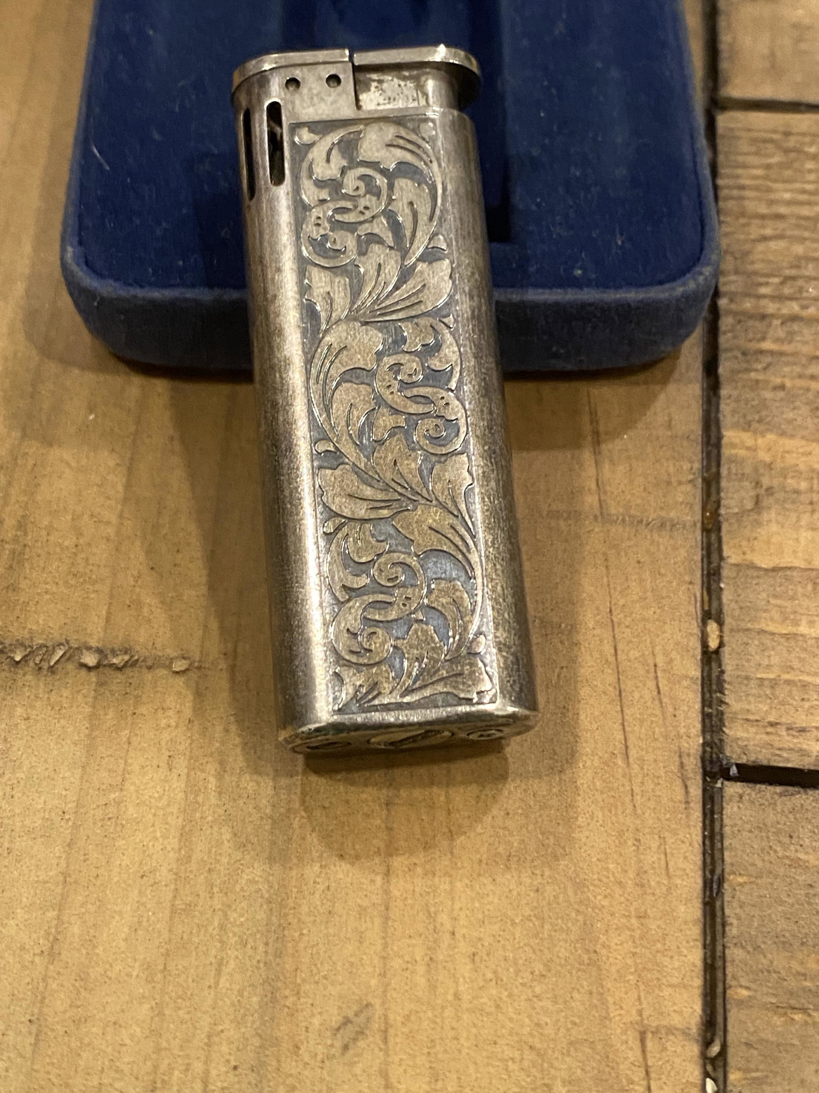 ANTIQUE COLLECTIBLE SILVER LIGHTER IN CASE: ANTIQUE COLLECTIBLE SILVER LIGHTER IN CASE. A GREAT FIND AND AN EXCELLENT ADDITION TO YOUR COLLECTION.