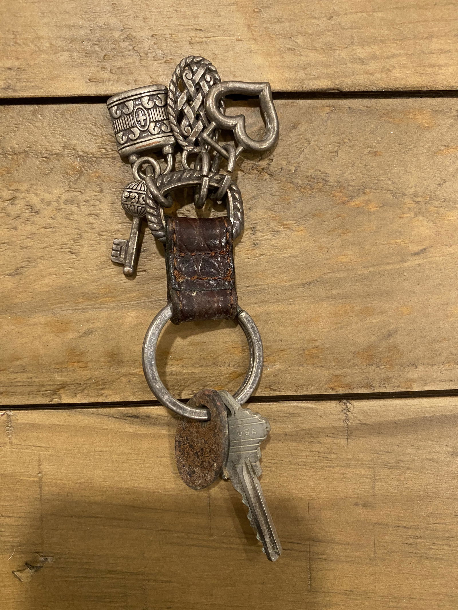 ANTIQUE SILVER KEYCHAIN: ANTIQUE SILVER KEYCHAIN. PLEASE VIEW ALL DETAILED PICTURES.